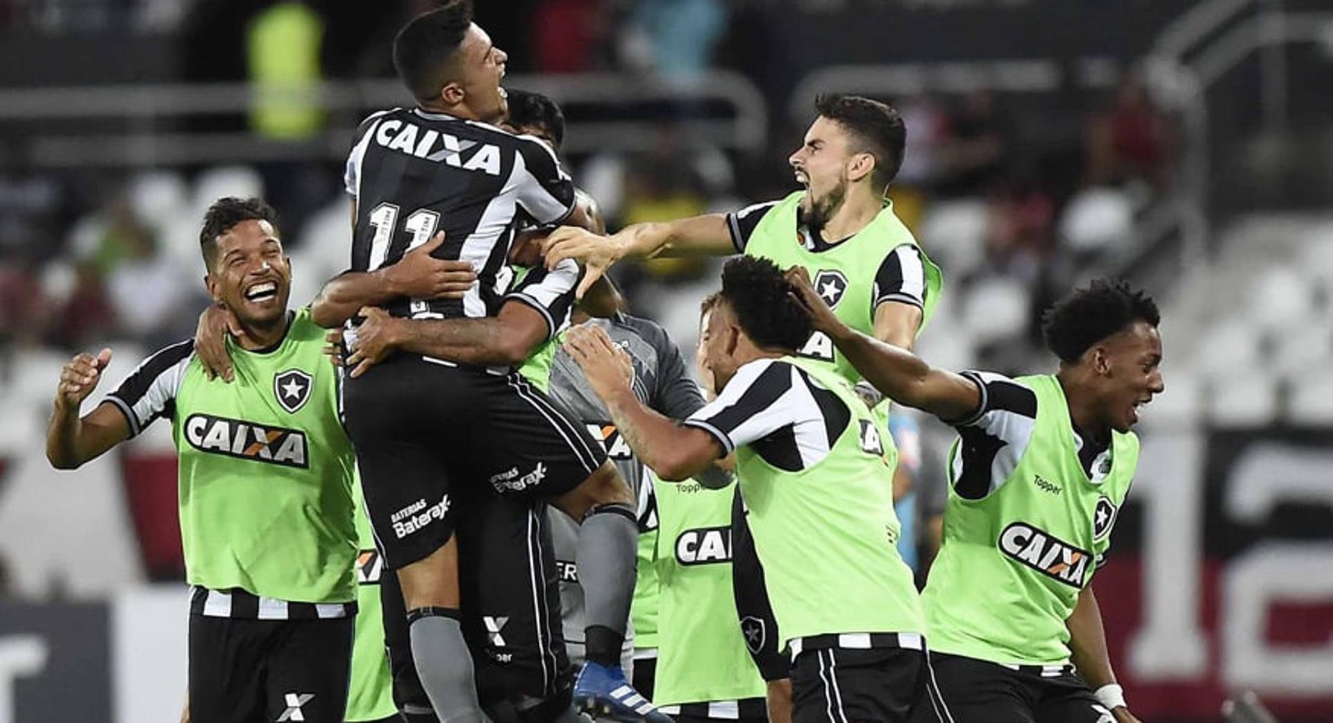 Botafogo venceu o Flamengo e ficou em situação mais tranquila no Brasileiro