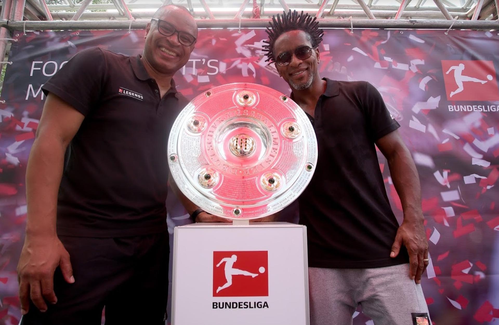 Paulo Sergio e Zé Roberto ao lado da taça da Bundesliga, na Bundesliga Experience