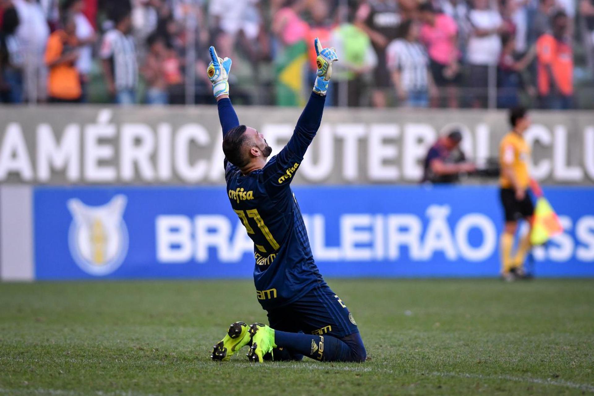 O Palmeiras foi valente e conseguiu buscar o empate contra o Atlético-MG, no Independência. Weverton fez grandes defesas durante a partida e foi fundamental para o Verdão não voltar para São Paulo com um resultado negativo. O resultado de 1 a 1 mantém o Palmeiras com cinco pontos de vantagem para o Inter, segundo colocado. Veja as notas (Por Vitor Chicarolli - vitordomingues@lancenet.com.br)