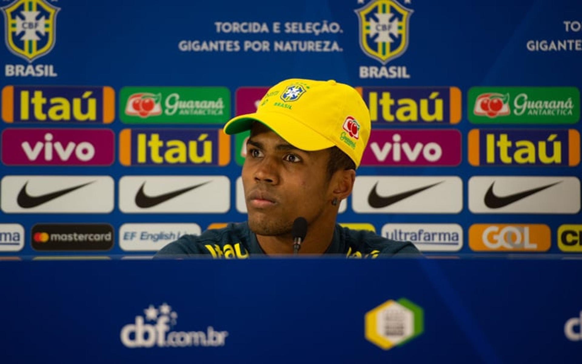 Douglas Costa - coletiva da Seleção