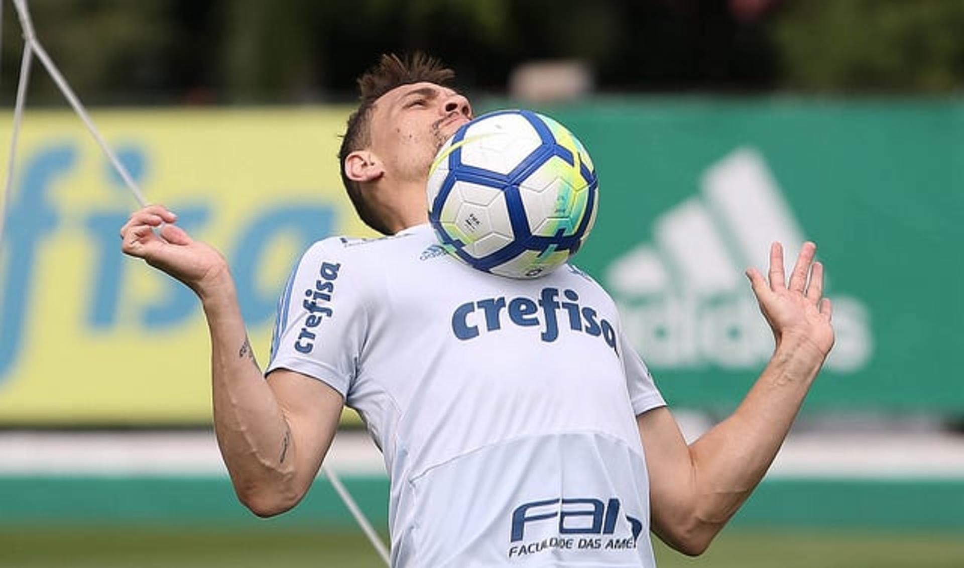 Moisés sofreu entorse no tornozelo direito e desfalcou o Palmeiras contra o Fluminense