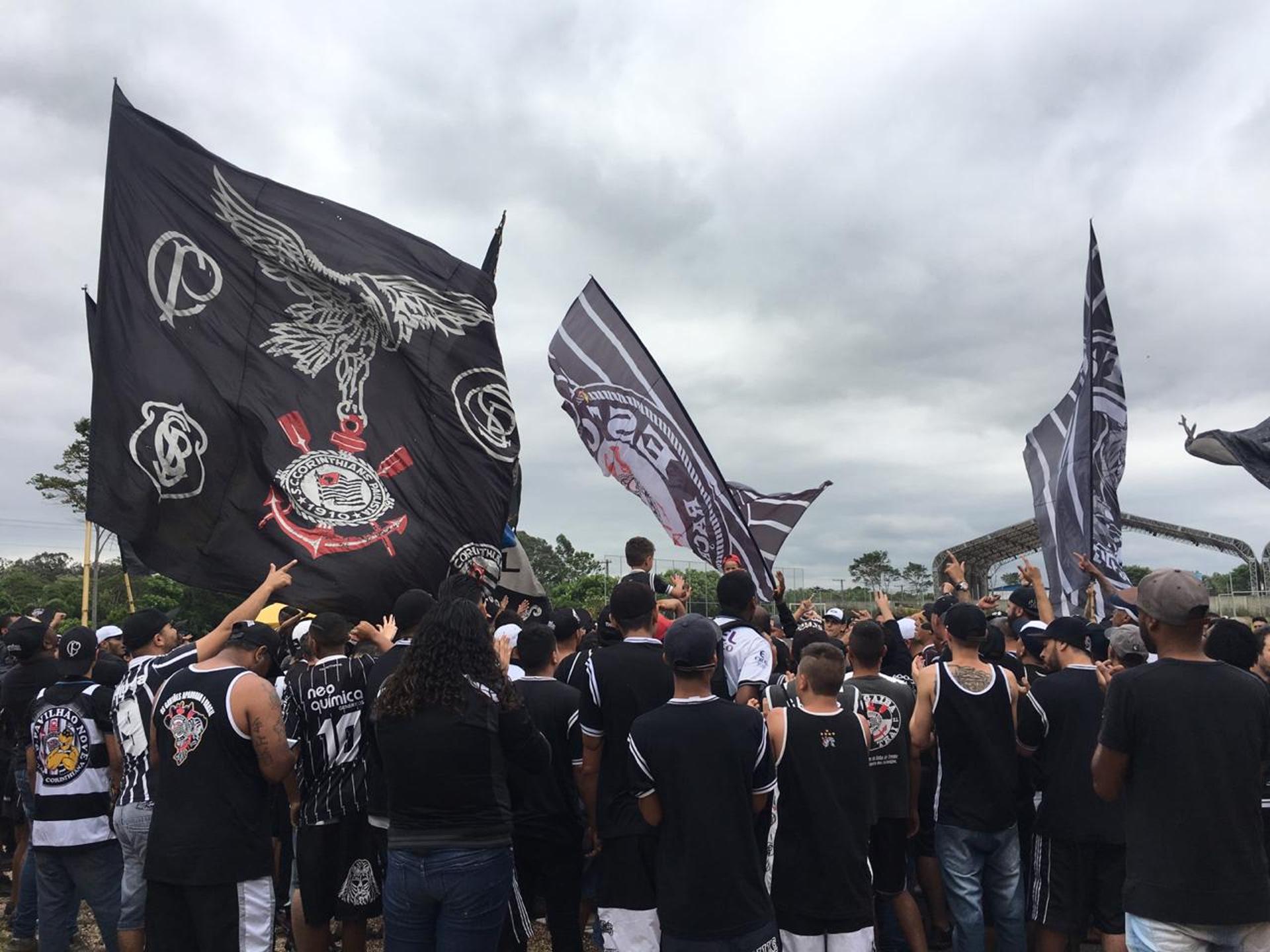 PROTESTO - Diante da má fase da equipe, ameaçada do rebaixamento no Campeonato Brasileiro, torcedores organizados do Corinthians protestaram em frente ao CT do clube nesta sexta-feira. Cerca de 300 torcedores entoaram duros cânticos dirigidos aos jogadores, inclusive com ameaças, e pediram a saída do presidente Andrés Sanchez. Eles não tiveram contato direto com os atletas.<br>