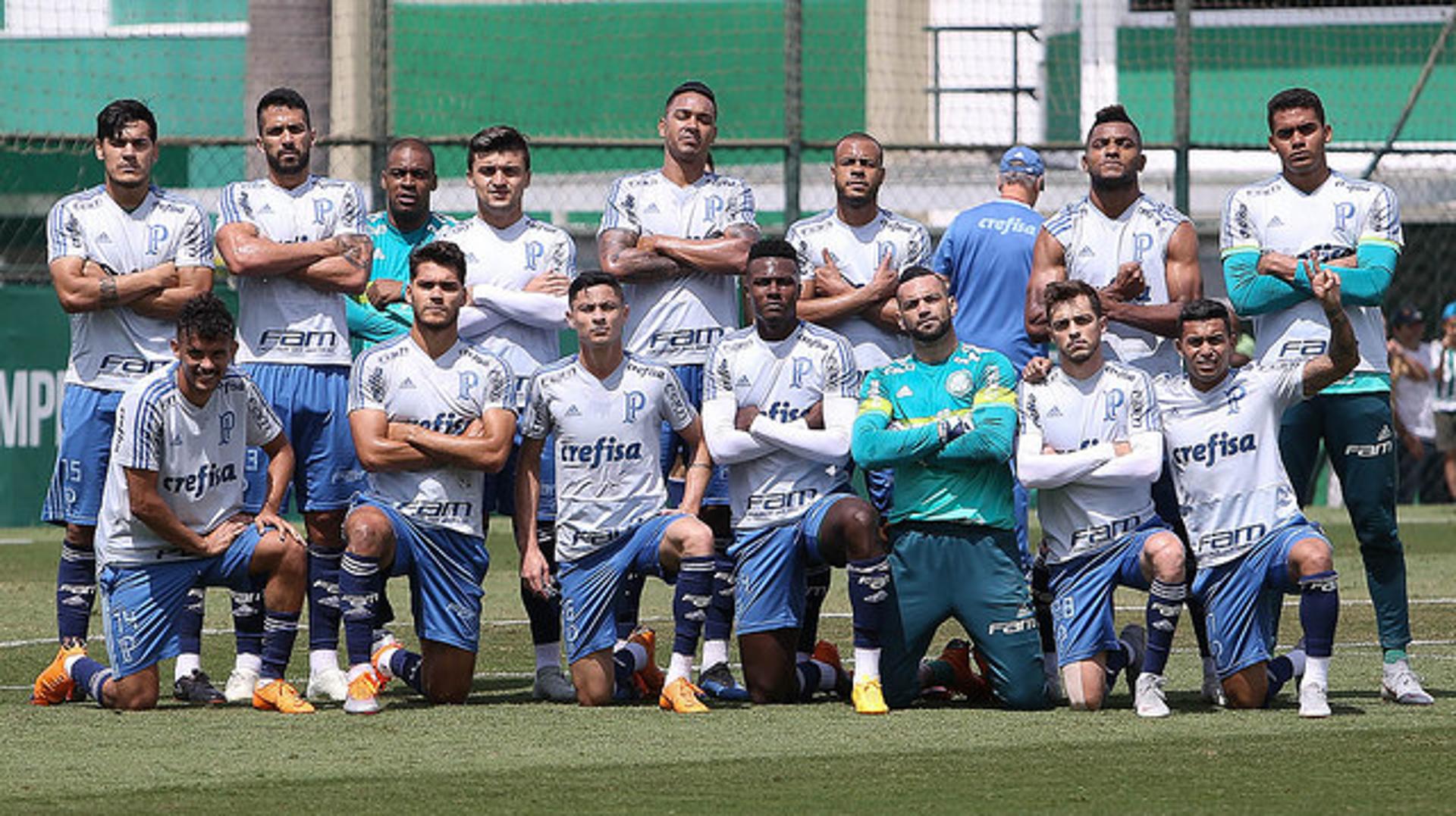 Jogadores posam para foto depois do rachão que encerrou os preparativos para enfrentar o Paraná