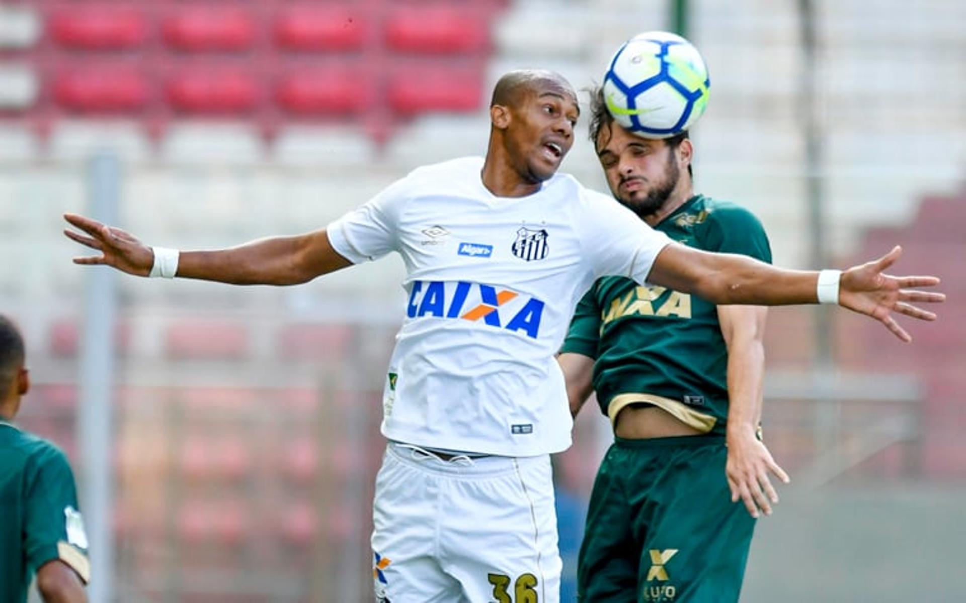 O Santos fez uma partida muito ruim neste domingo e acabou derrotado por 2 a 1 para o América-MG em Belo Horizonte. A maioria dos jogadores foi mal. Exceção foi Gabigol, que deixou sua marca e teve momentos de inspiração. Gustavo Henrique e Alison na zaga tiveram muita dificuldade para contar o ataque do Coelho. Dodô também foi mal, enquanto os atacantes do Coelho brilharam, inclusive Rafael Moura. (Notas por Marcio Porto)