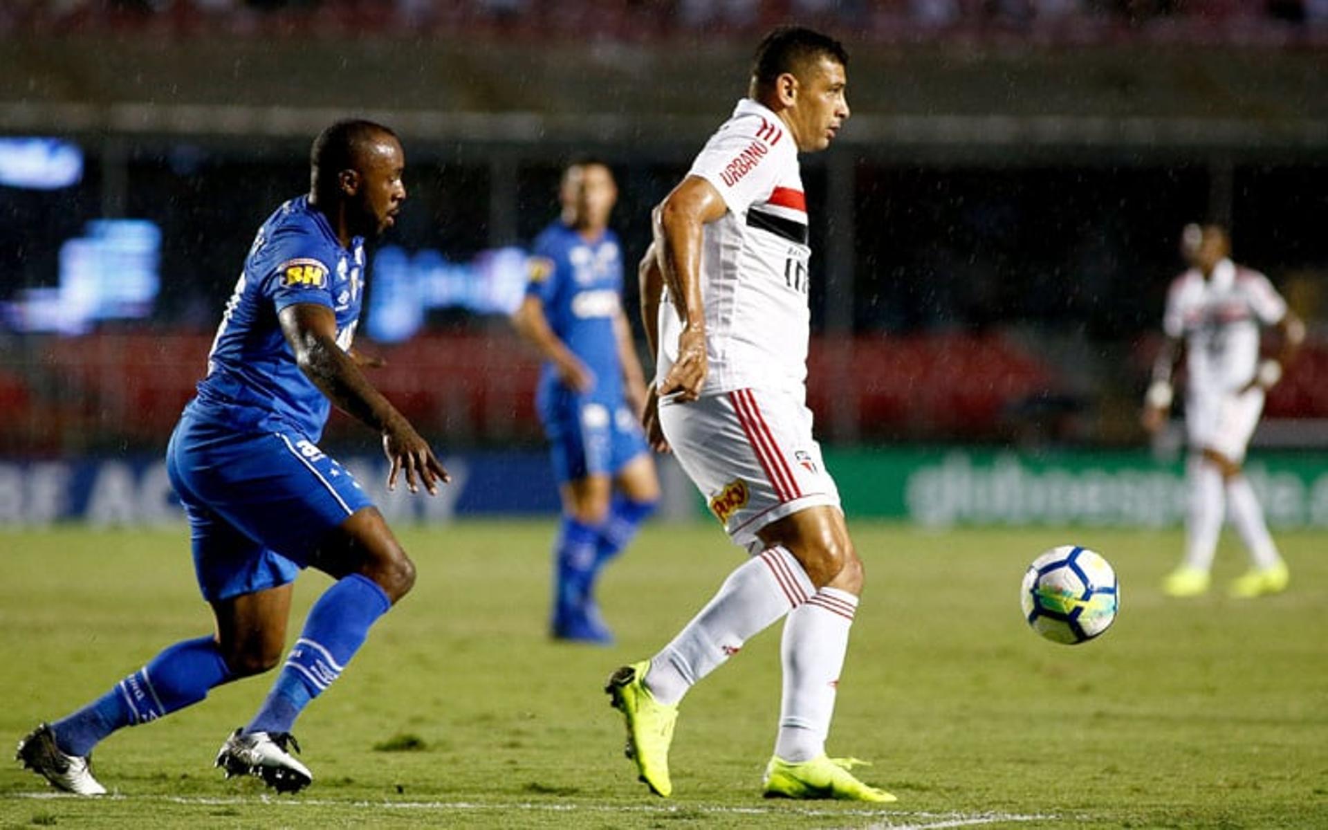 O São Paulo derrotou o Cruzeiro por 1 a 0, no Morumbi, e se manteve na briga com o Grêmio por um lugar no G4 do Brasileirão; Autor do gol do triunfo, Diego Souza foi o destaque da partida.(notas por Vitor Chicarolli)&nbsp;