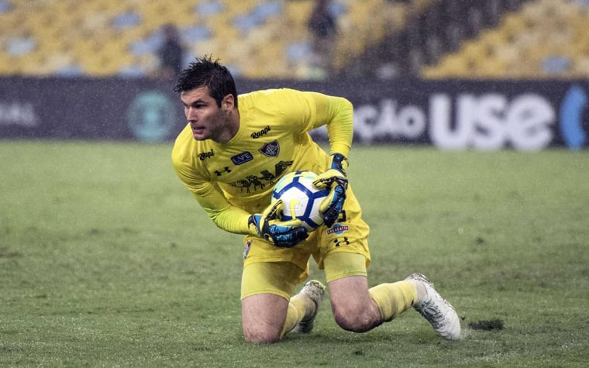 Mais uma vez o ataque do Fluminense pecou pela deficiência ofensiva, chegando ao quinto jogo sem balançar as redes. Se o setor de ataque não funciona, na defesa o goleiro Júlio César (foto) garantiu o empate com um milagre e boas defesas. Confira a seguir as notas do LANCE! (por Luiza Sá Barbosa - luizasa@lancenet.com.br)<br>