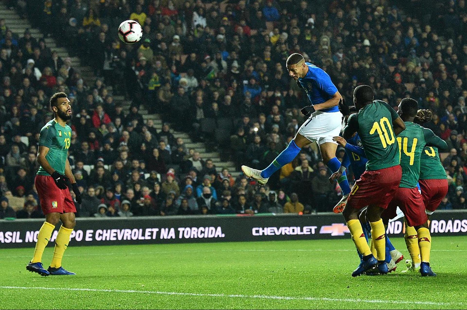 Do banco para o campo antes dos dez minutos do primeiro tempo, Richarlison entrou em ação após lesão de Neymar e decidiu para o Brasil diante de Camarões, fazendo o gol único do jogo. O camisa 21 atuou bem e foi o melhor da Seleção em amistoso. Veja as notas do LANCE! para os jogadores do Brasil e o técnico Tite&nbsp;(Por Sergio Santana - sergiosantana@lancenet.com.br)