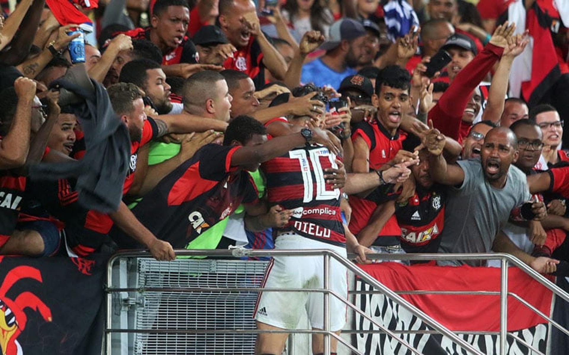 O Flamengo conseguiu importante vitória por 2 a 0 contra o Grêmio, na noite desta quarta-feira, no Maracanã. Assim, o Rubro-Negro segue na briga pelo título do Brasileirão. Os grandes destaques da equipe foram César, que fez grande defesa no fim do jogo, e Diego, que anotou o segundo gol. Uribe e Berrío também foram bem avaliados. Confira a seguir as notas do L! (por Matheus Dantas)