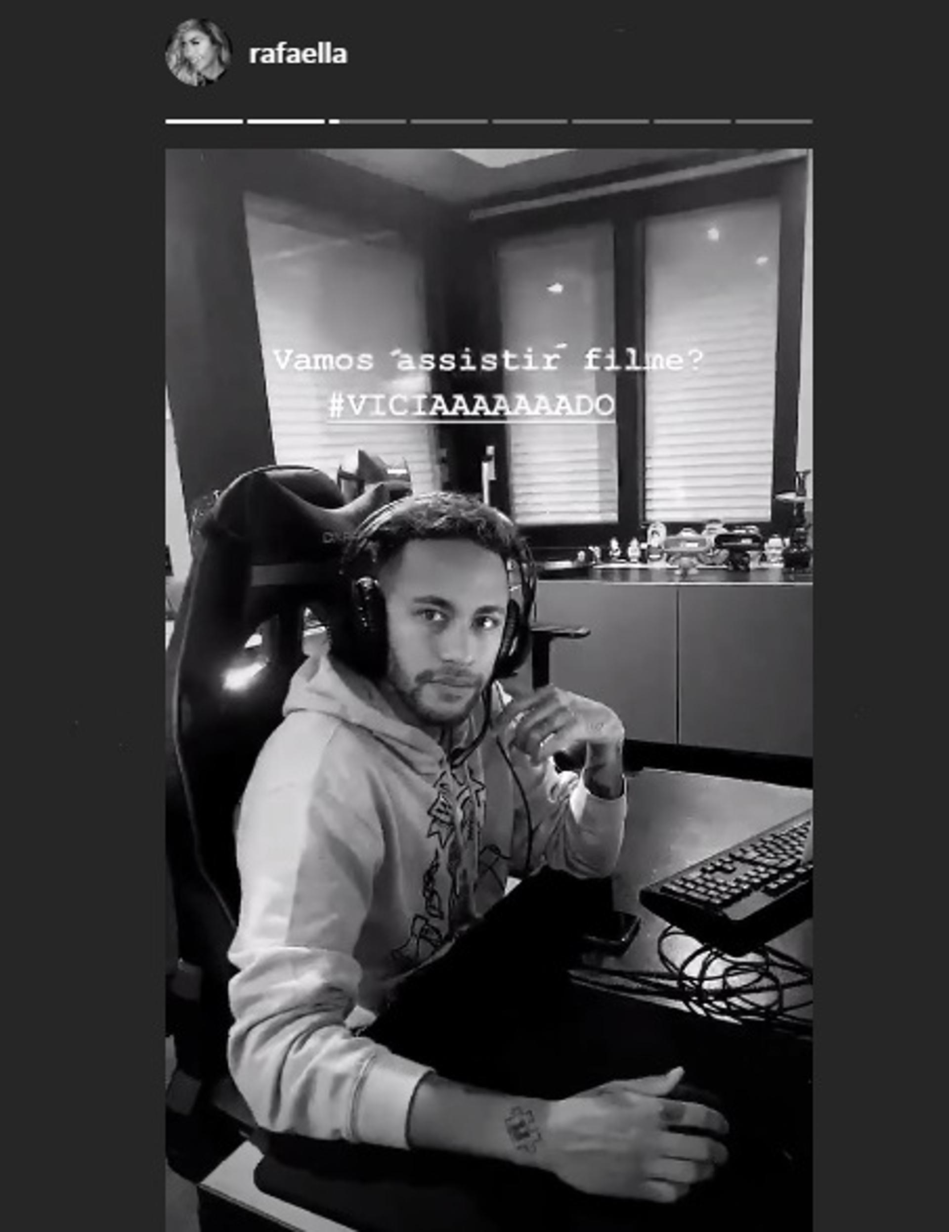 Neymar jogando vídeo game