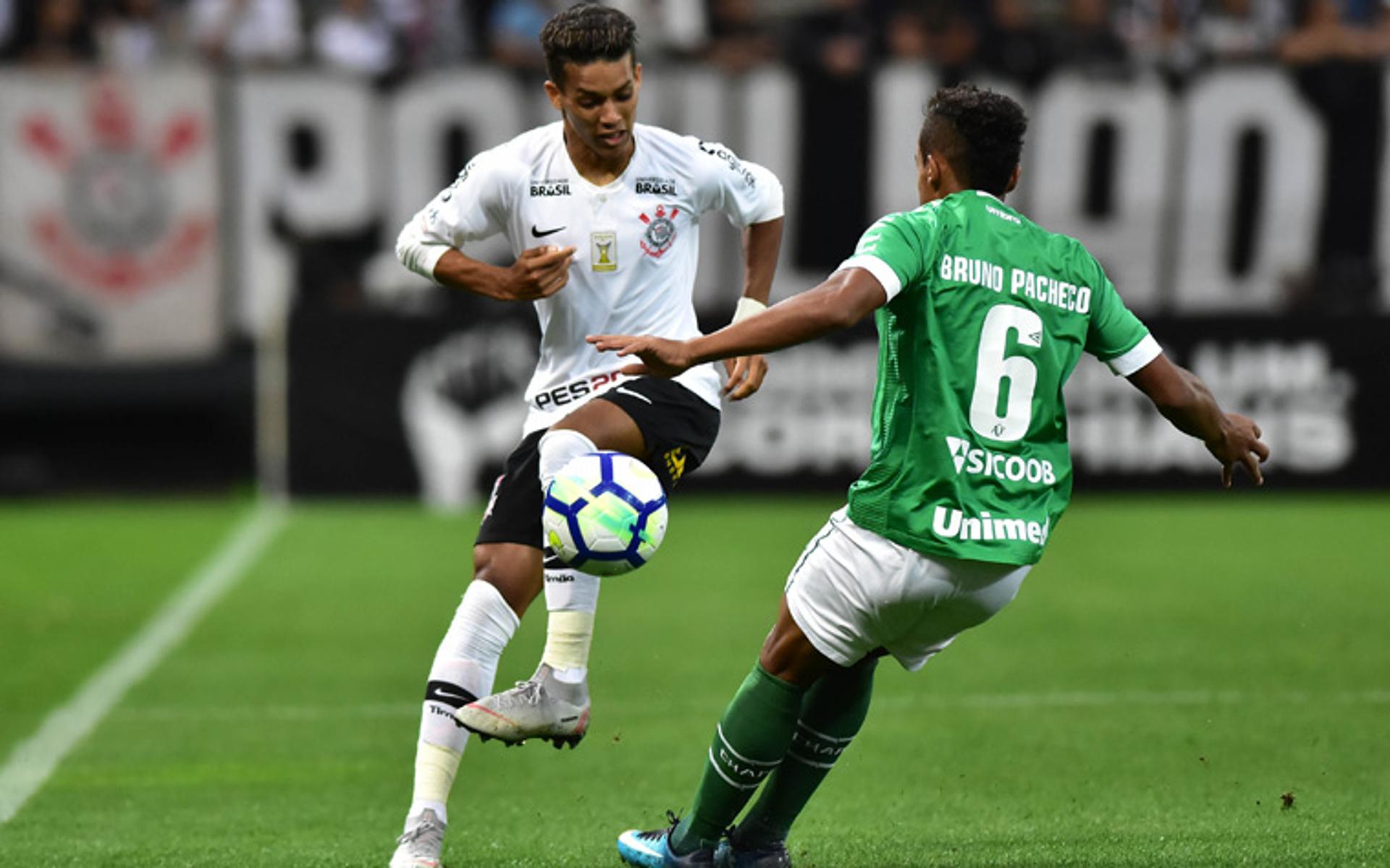 Pedrinho teve a melhor chance do Corinthians na partida e quase marcou um golaço, de bicicleta, porém Jadson foi a peça mais importante de um time que teve pouca inspiração diante de uma Chapecoense que por pouco não saiu vencedora. Confira as atuações. (Por Alê Guariglia)