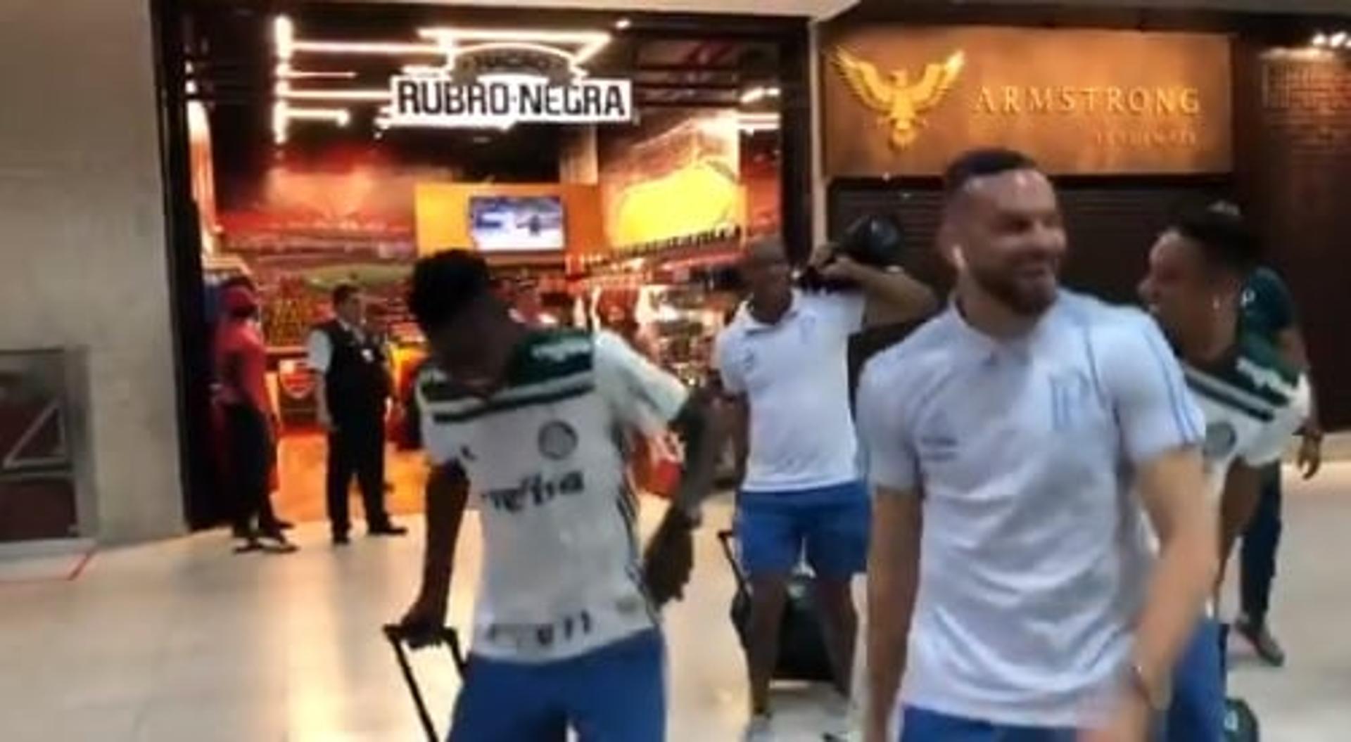 Jogadores do Palmeiras festejam na porta da loja do Flamengo