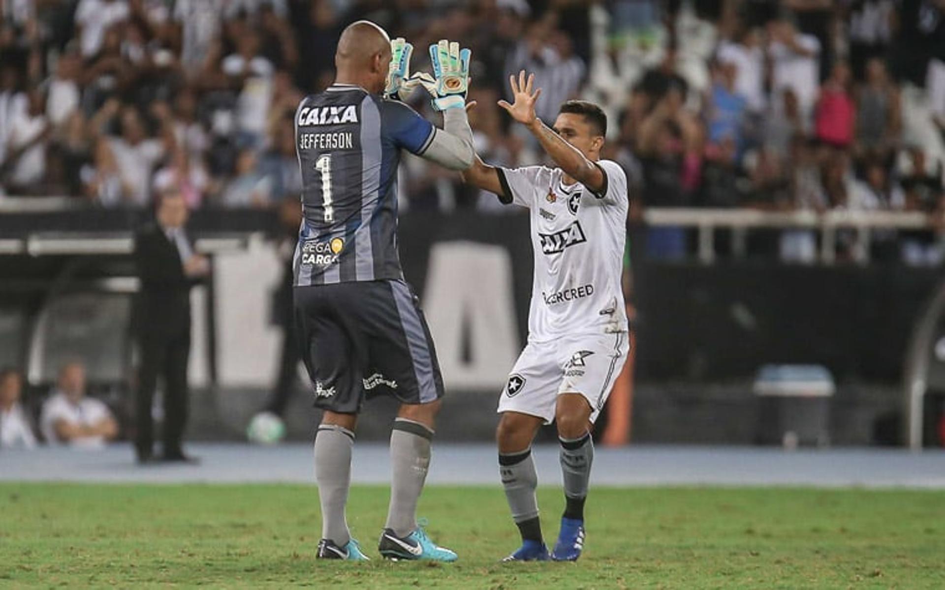 Em um dia que vai ficar marcado na história por conta da aposentadoria do goleiro Jefferson, o Botafogo venceu o Paraná por 2 a 1, nesta segunda-feira, pelo Brasileiro, no Nilton Santos. E o ídolo não deixou a desejar e foi um dos destaques do jogo ao lado de Erik, que anotou os gols da vitória. Confira a seguir as notas do LANCE! (por Felippe Rocha)