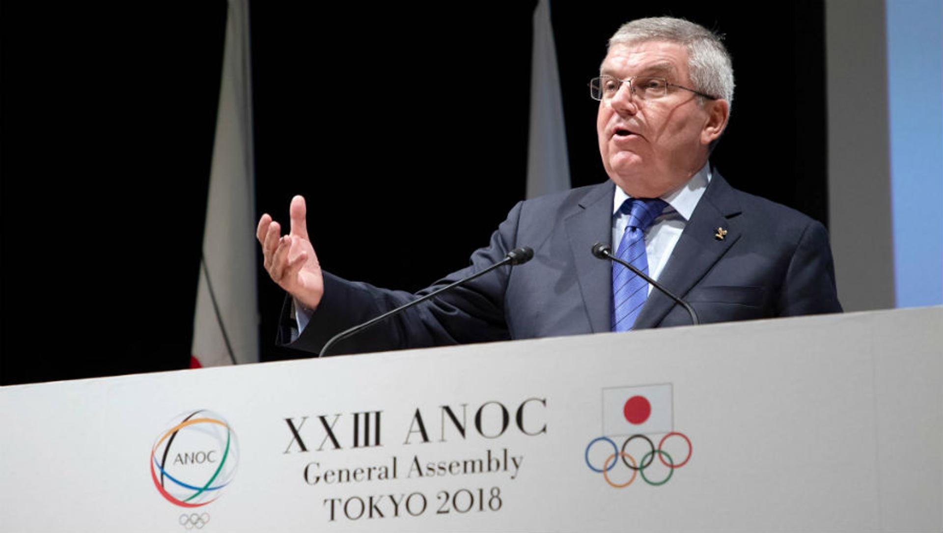 Entre discursos e sorrisos protocolares, Thomas Bach sabe que terá uma reunião tensa em Tóquio (Crédito: Greg Martin/COI)