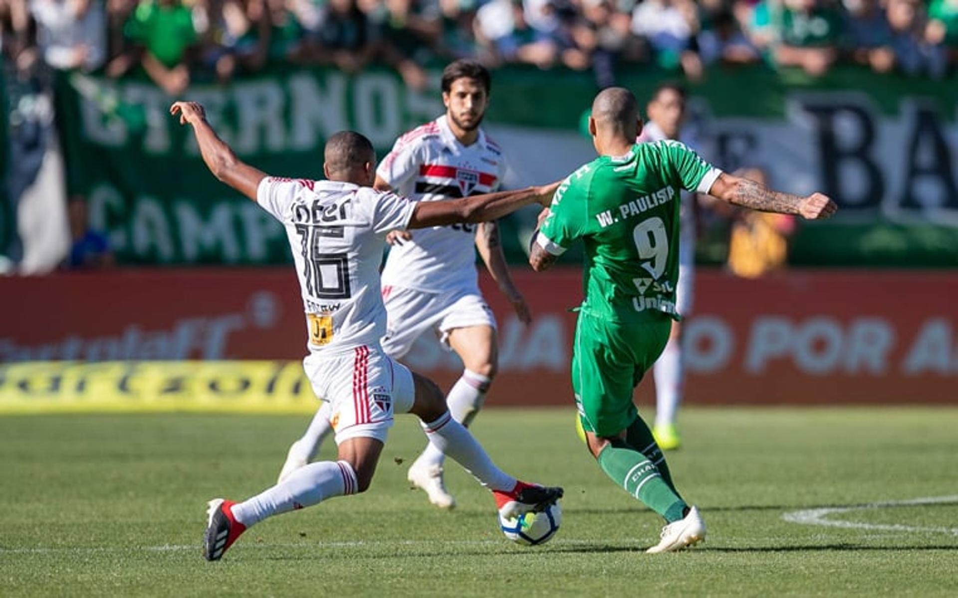 O São Paulo encerrou o Brasileirão de maneira melancólica. Campeão do primeiro turno com 41 pontos, fez apenas 22 na segunda metade da competição e caiu da liderança para o quinto lugar, classificando-se para a fase preliminar da Libertadores. Neste domingo, a atuação na derrota por 1 a 0 para a Chapecoense foi muito fraca. Nenê perdeu duas chances claras quando o jogo estava 0 a 0. Liziero se salvou. Veja as avaliações (Por Fellipe Lucena)