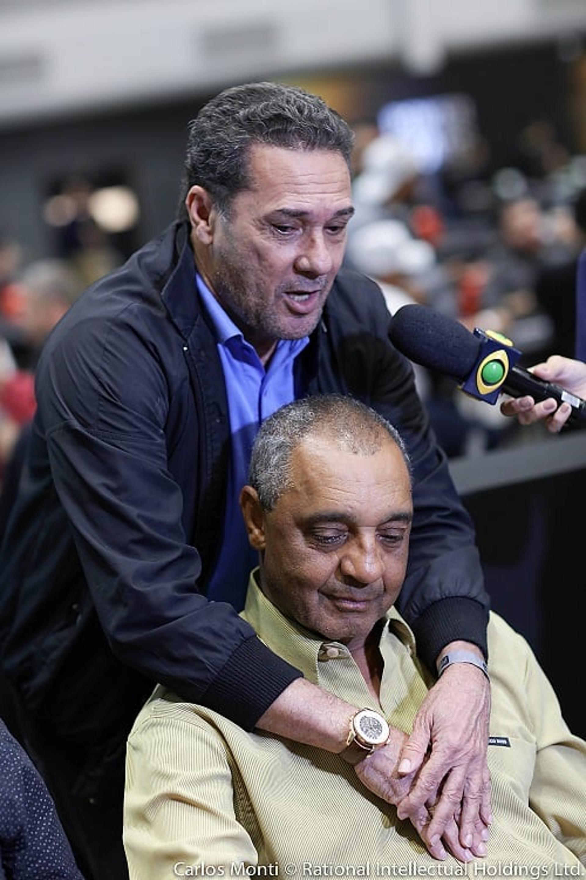 Figurinha carimbada nos torneios de pôquer, o técnico Vanderlei Luxemburgo marcou presença no Desafio dos Boleiros na última etapa do BSOP, o Circuito Brasileiro de Pôquer, em São Paulo. Na foto, Luxa abraça o&nbsp;ex-meia Basílio, autor do gol do título paulista de 1977 que encerrou o jejum de 23 anos sem título do Corinthians.