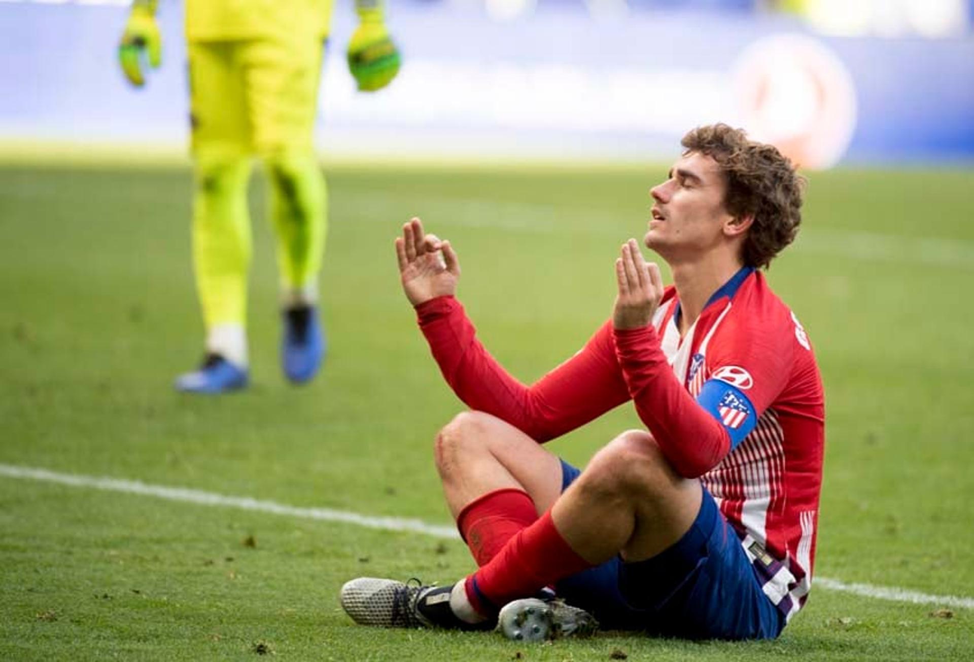 Griezmann comemorando no jogo de hoje do Atlético de Madrid x Alaves