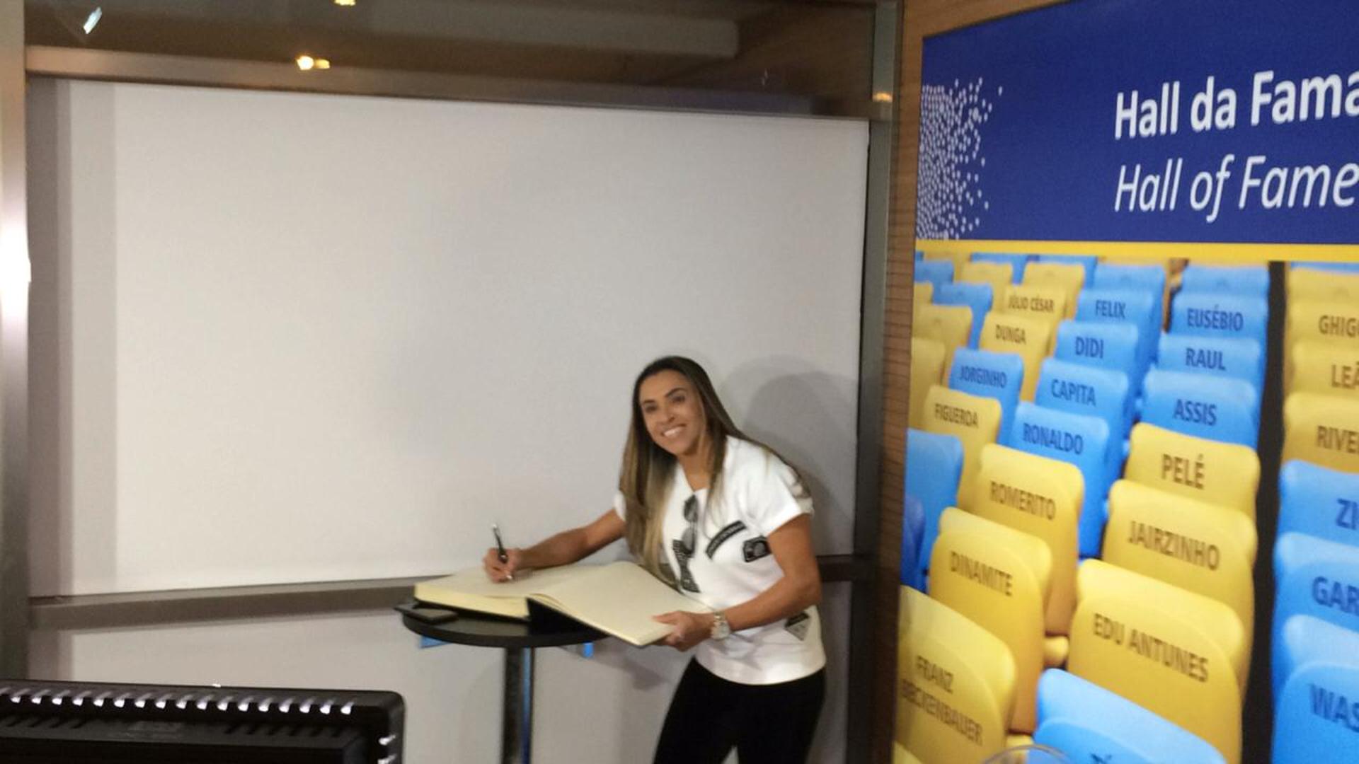 Um dia histórico para o futebol brasileiro. Nesta segunda-feira, Marta esteve no Maracanã para colocar seus pés na calçada da fama localizada no museu do estádio. Ela foi a primeira mulher a conseguir estar presente no hall da fama no maior palco futebolístico do Brasil. <br>