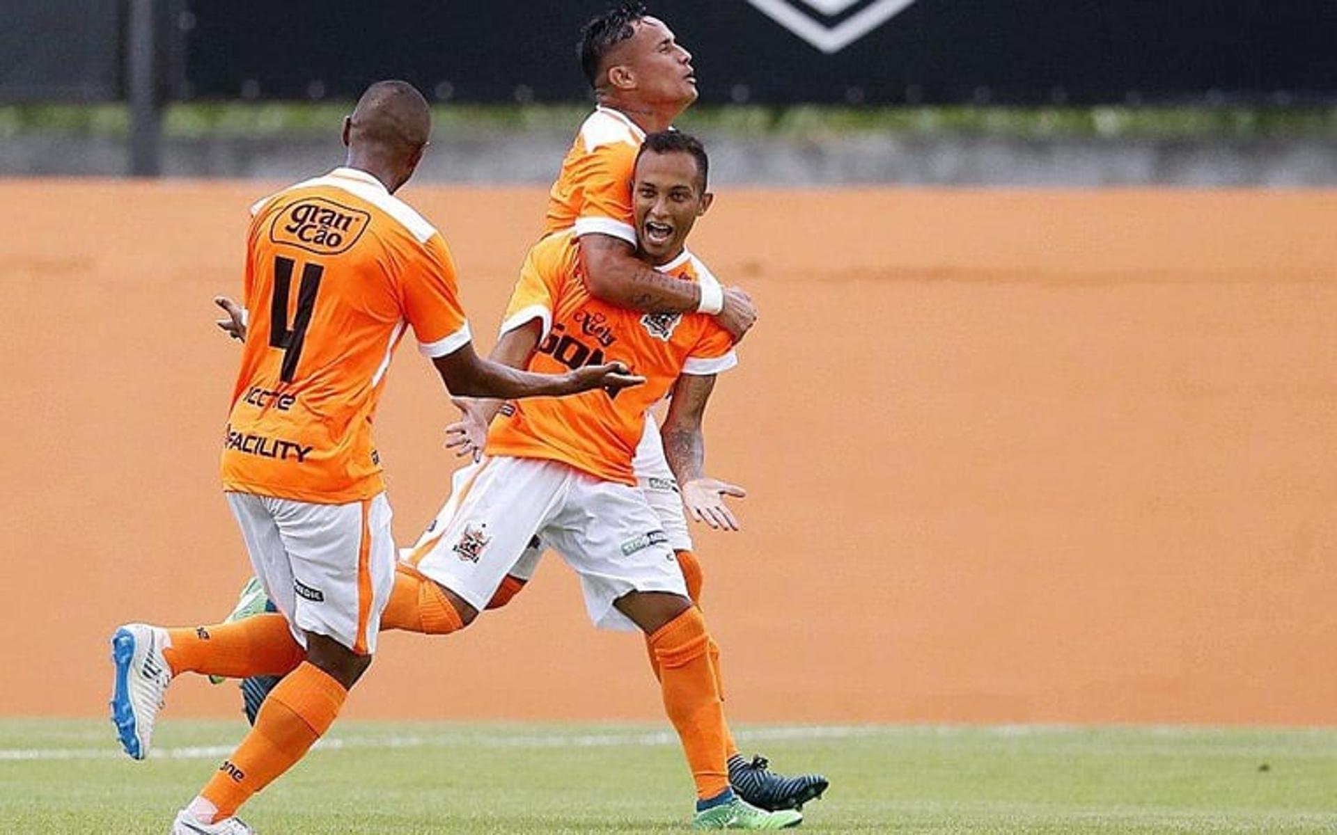 Lucas Campos comemora o gol pelo Nova Iguaçu. Confira a seguir outras imagens na galeria especial do LANCE!