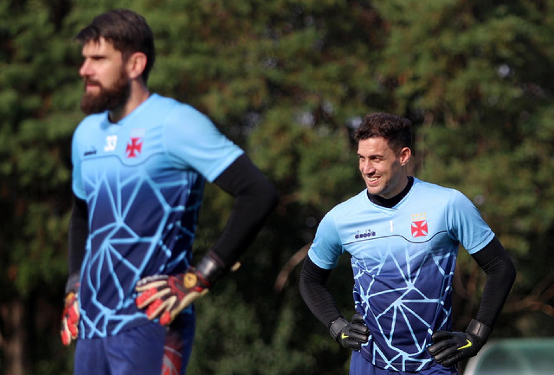 Fernando Miguel ao lado de Martin Silva durante treino do Vasco no ano passado. Confira a seguir a galeria LANCE!