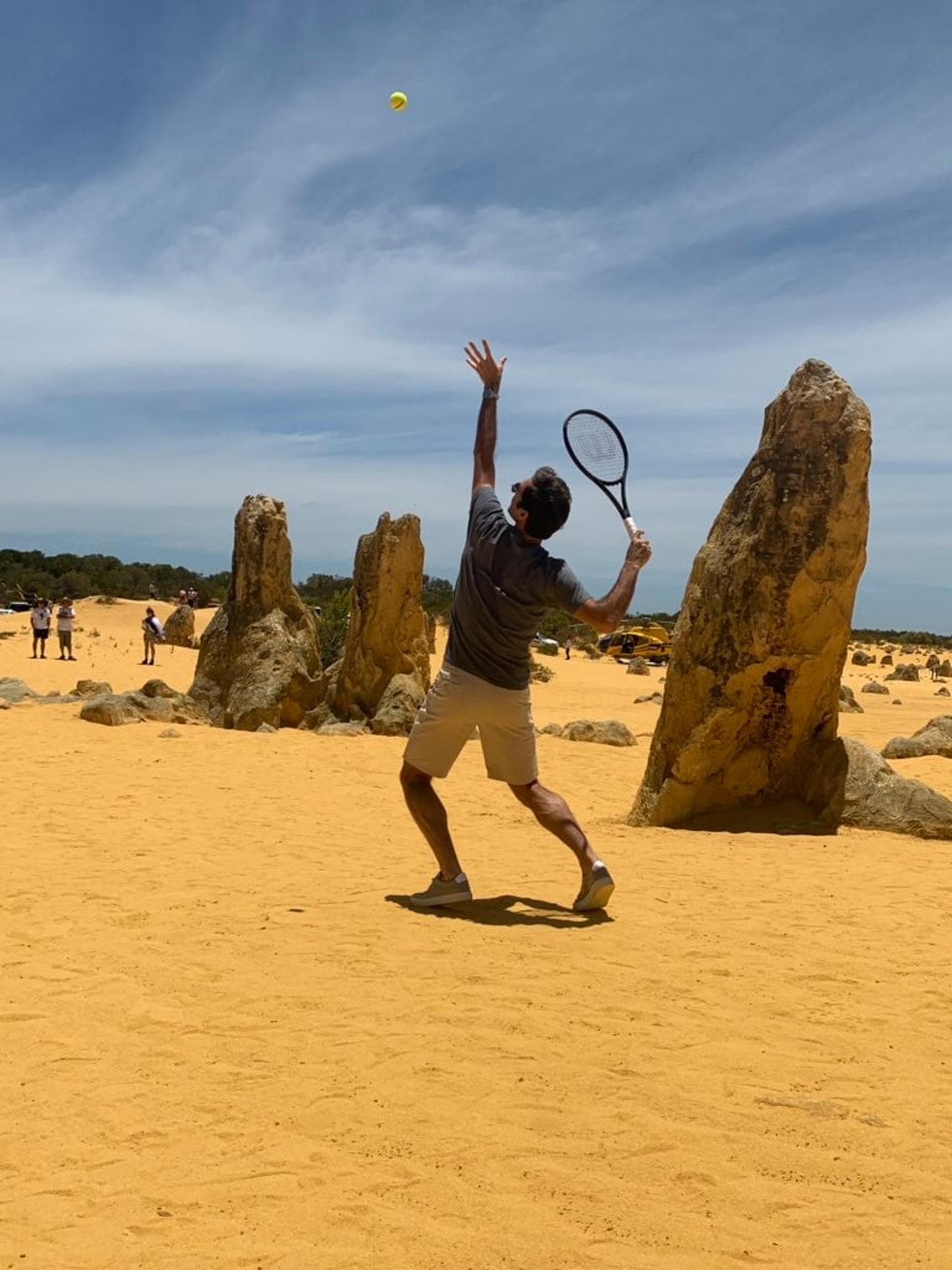 Federer joga tênis nos Pinnacles na Austrália