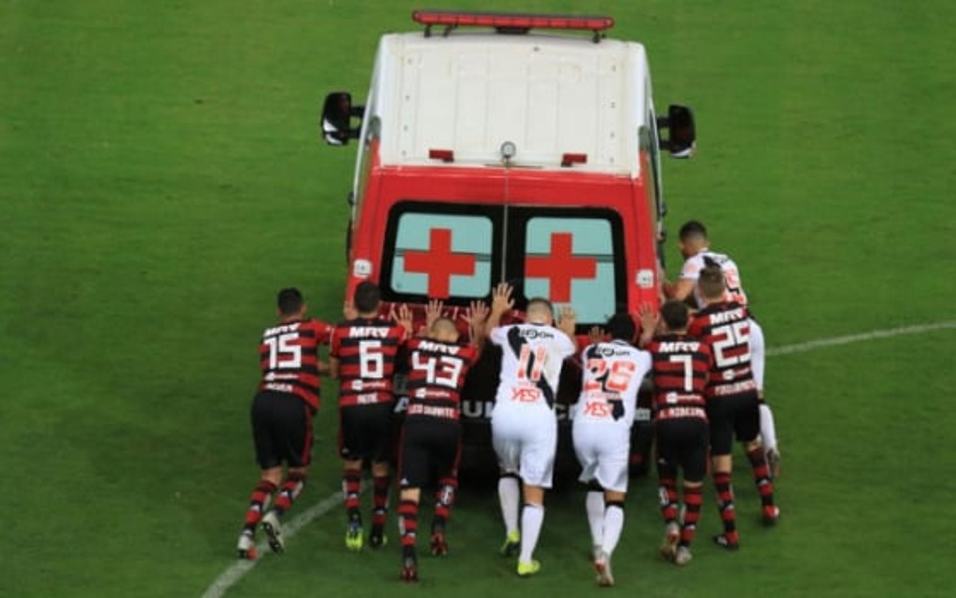 No clássico pelo segundo turno do Brasileirão, jogadores de Vasco e Flamengo precisaram empurrar a ambulância no Mané Garrincha