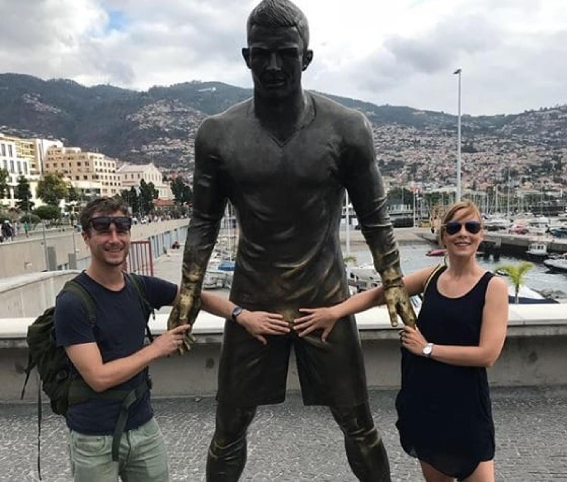 Turistas posam para foto tocando na região genital de estátua de CR7