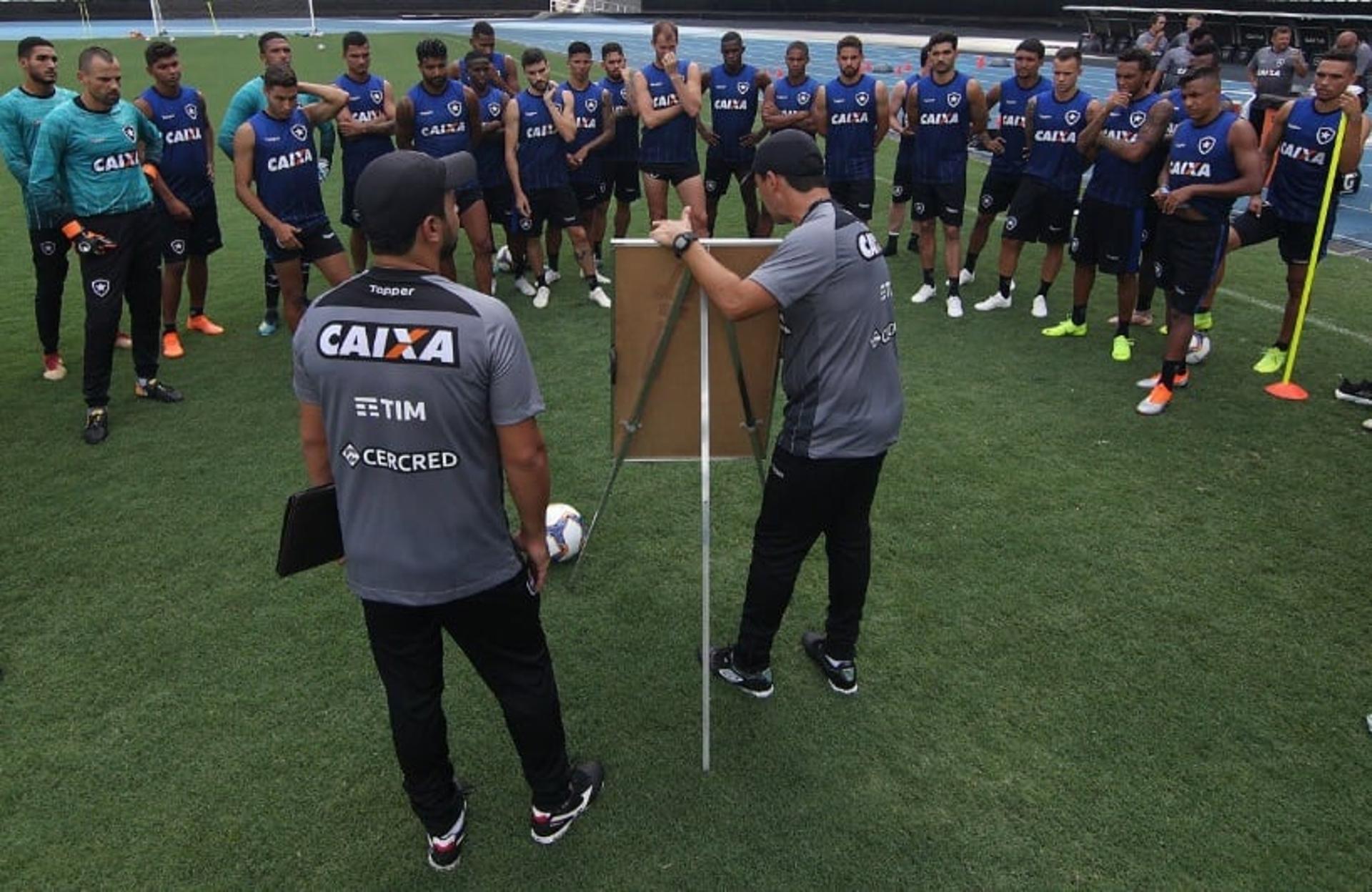 Zé Ricardo e o jovem e enxuto elenco do Botafogo, na reapresentação para 2019