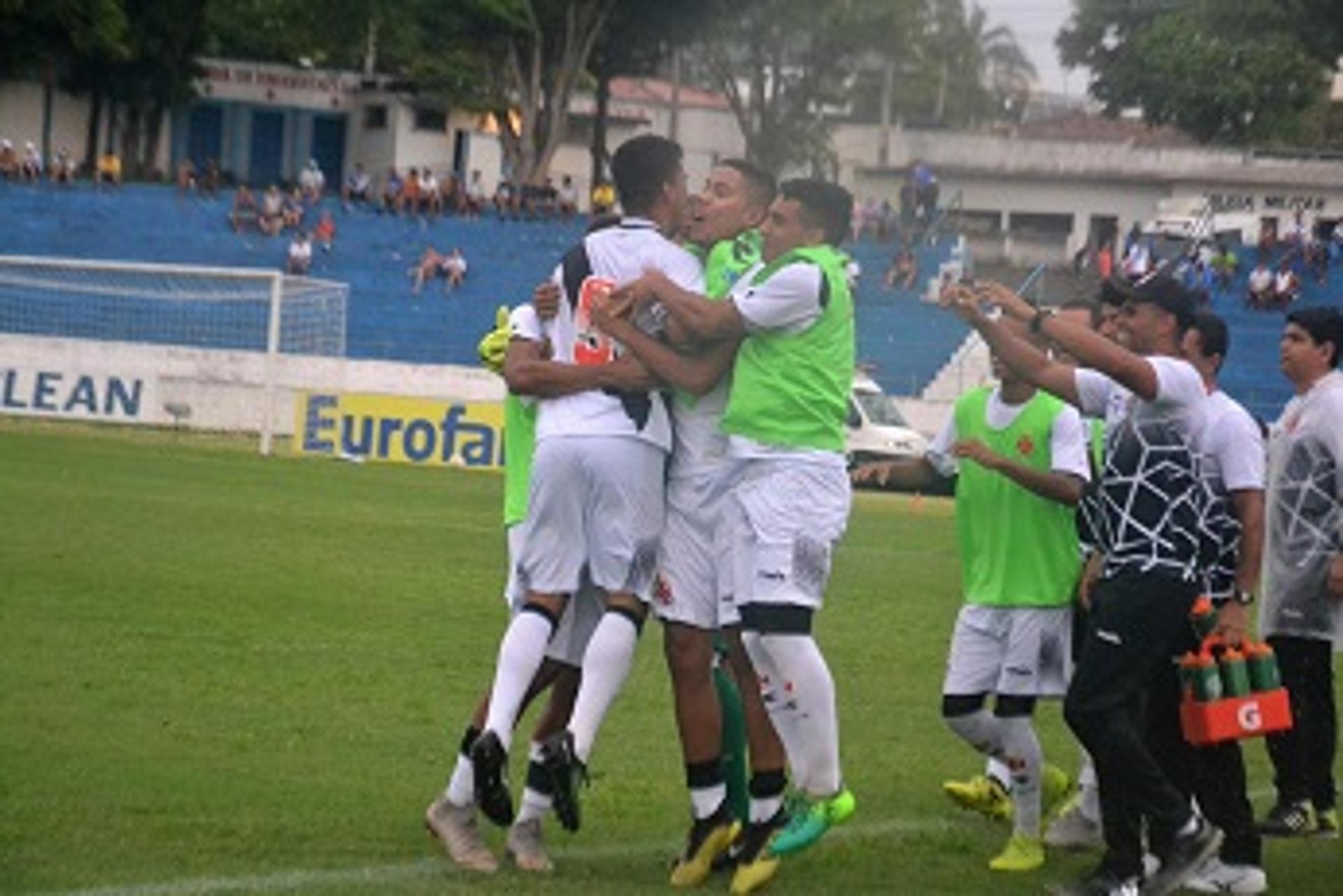 Jogadores do Vasco festejam em goleada sobre o Carajás