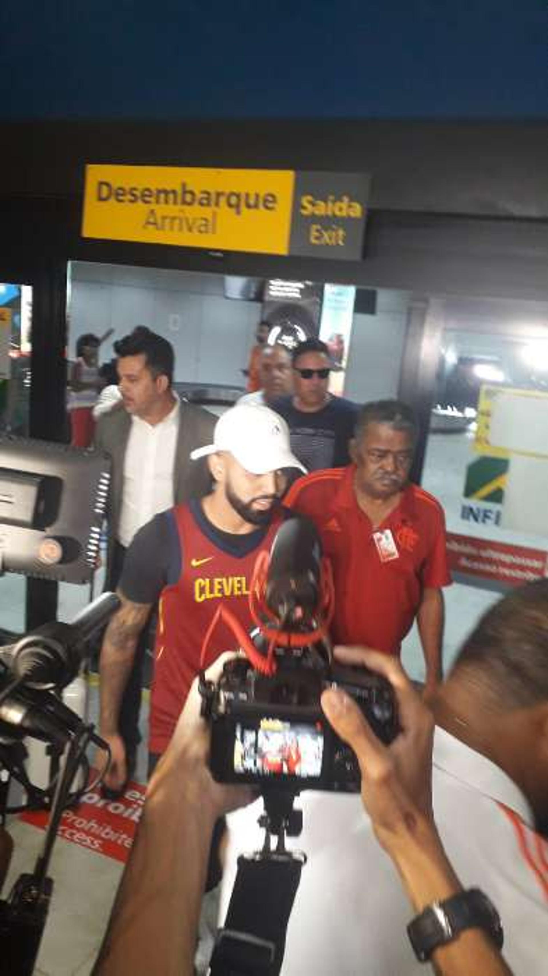 Gabigol chega ao Rio