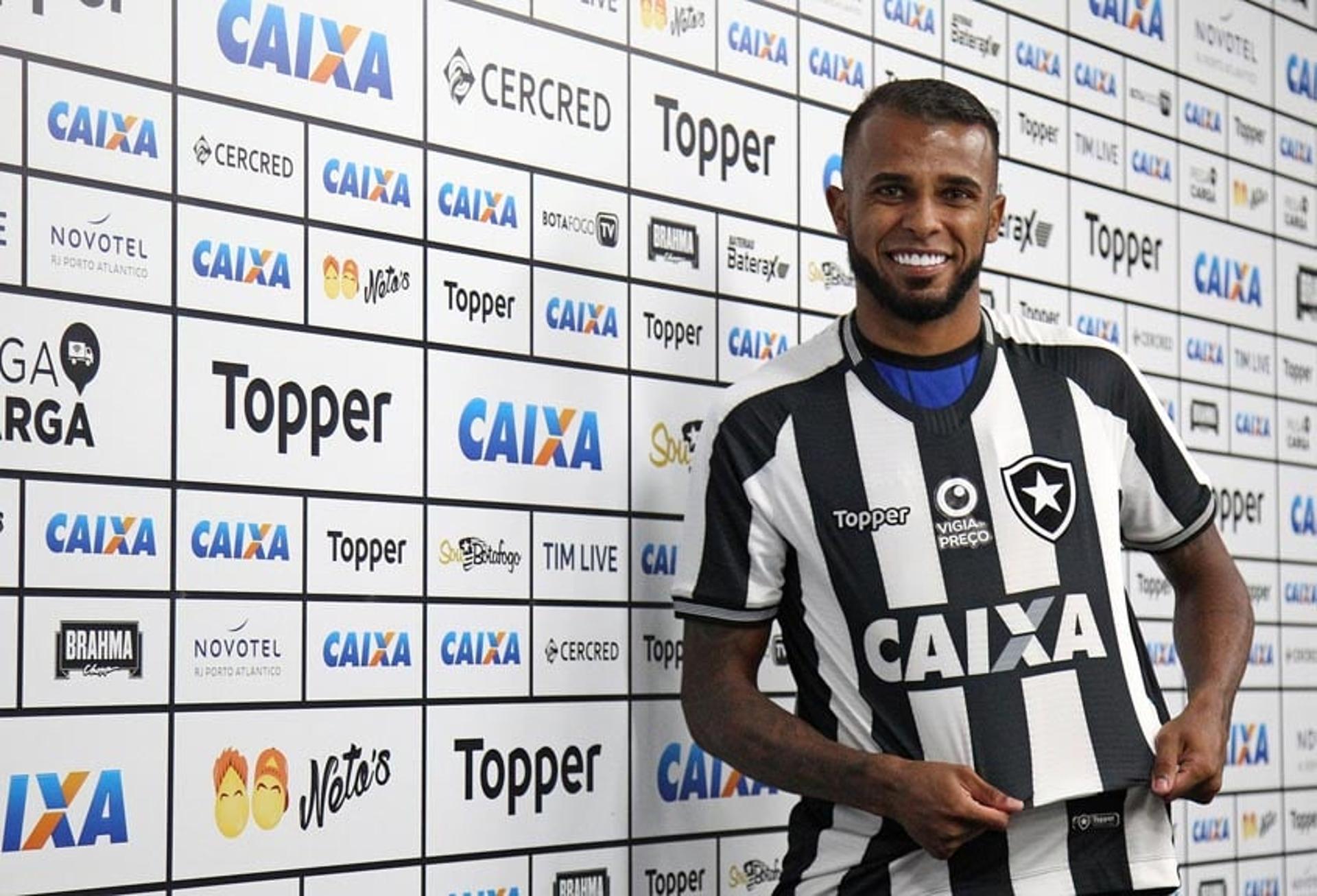 Alex Santana durante a apresentação do Botafogo. Confira a seguir a galeria especial do LANCE! com o jogador