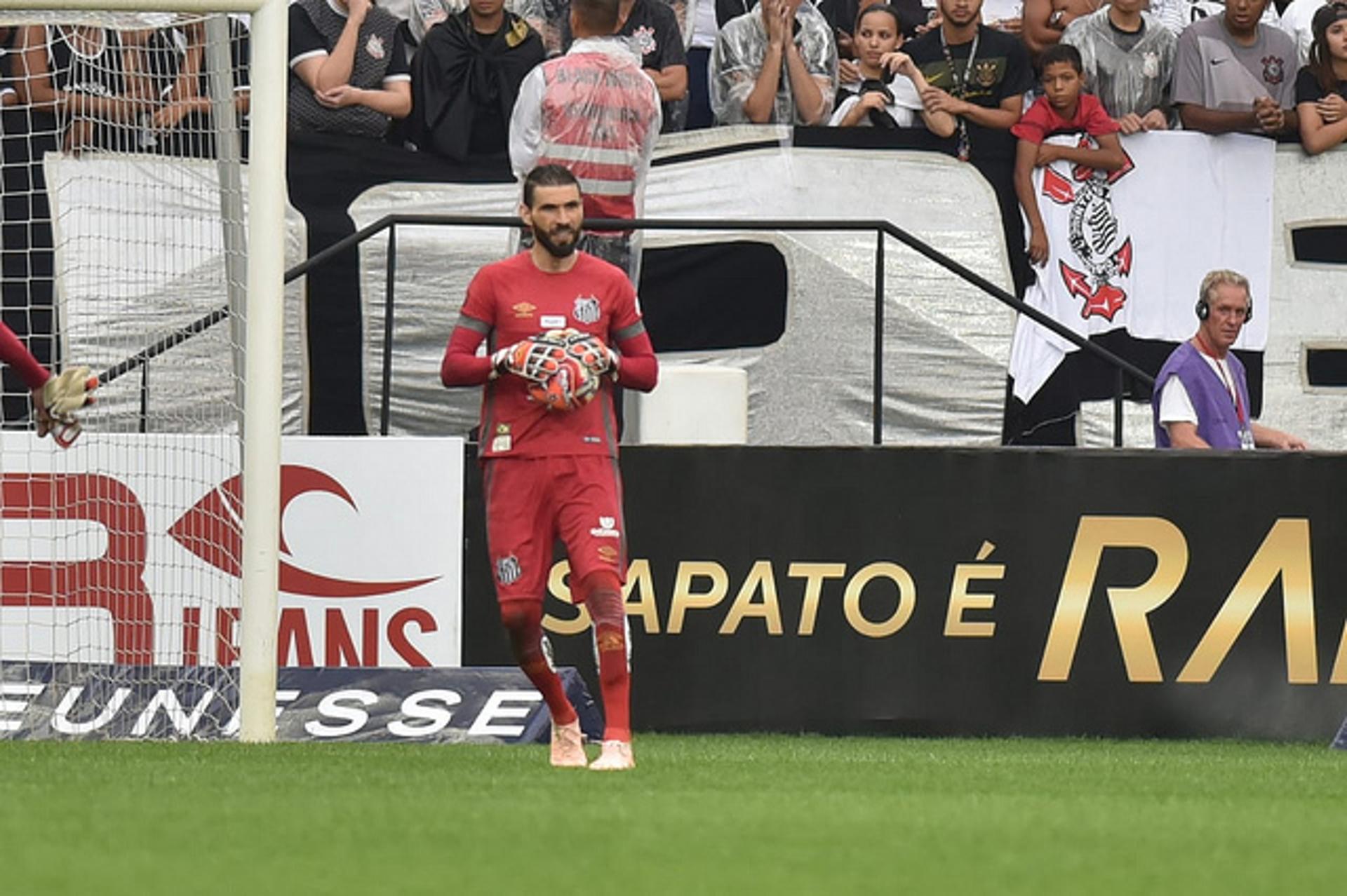 Corinthians e Santos empataram em 1 a 1 na Arena do Timão neste domingo, no primeiro jogo das equipes no ano. Os grandes destaques da equipe santista foram o goleiro Vanderlei, que fez um milagre e outras boas defesas, e o técnico Jorge Sampaoli, que em sua estreia, já mostrou que mudou o estilo de jogo da equipe santista. Confira as notas do LANCE! (por Ana Canhedo)&nbsp;