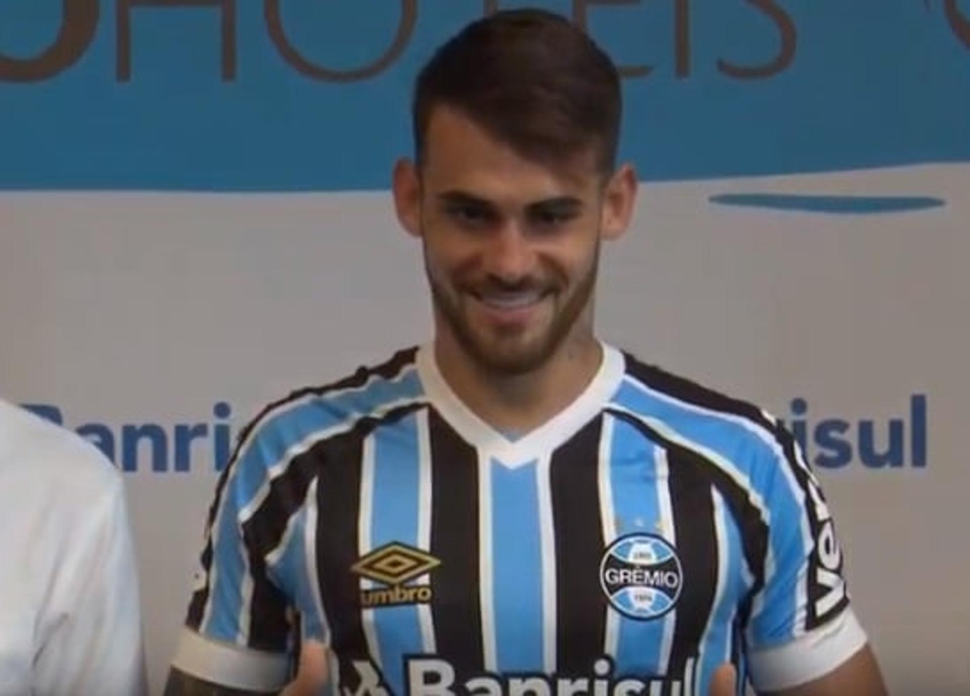 Felipe Vizeu sendo apresentado no Grêmio