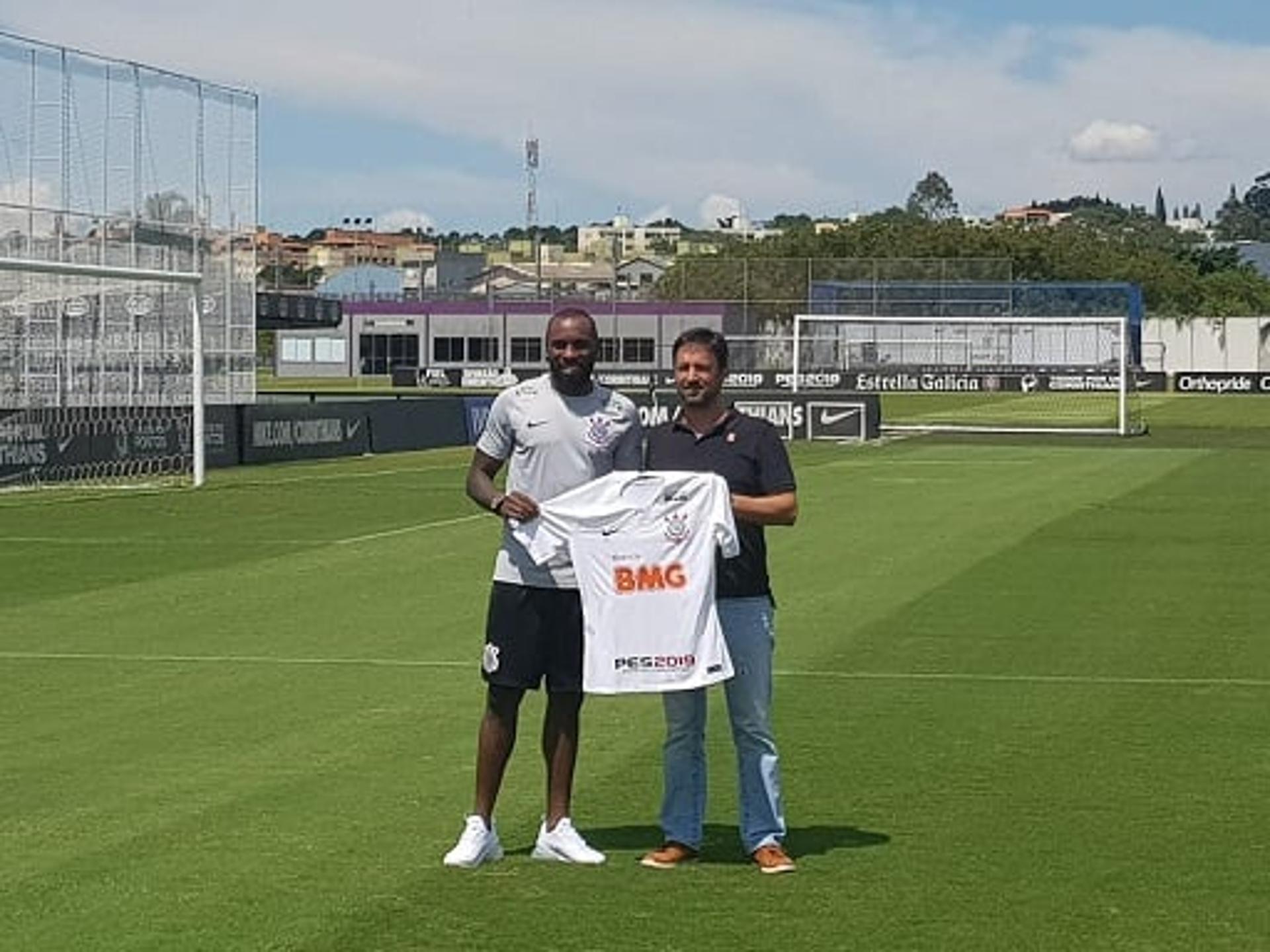 Manoel é apresentado pelo Corinthians