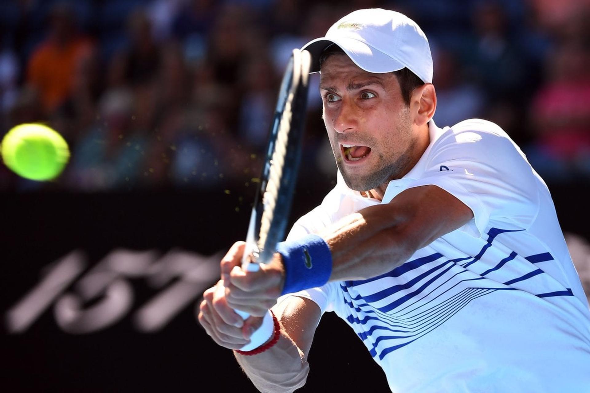 Novak Djokovic bate backhand em Melbourne