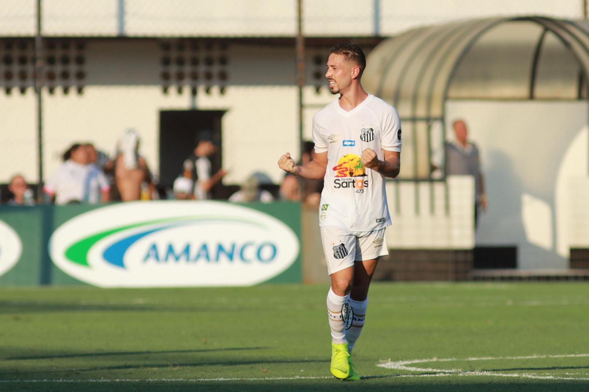 Muito participativo e decisivo, o meia&nbsp;Jean Mota foi o melhor jogador do Santos em vitória por 1 a 0 sobre a Ferroviária, na Vila Belmiro, na estreia dos times no Campeonato Paulista 2019. Confira as notas do LANCE! para o Santos (Por Alê Guariglia - superraiox@lancenet.com.br)<br>