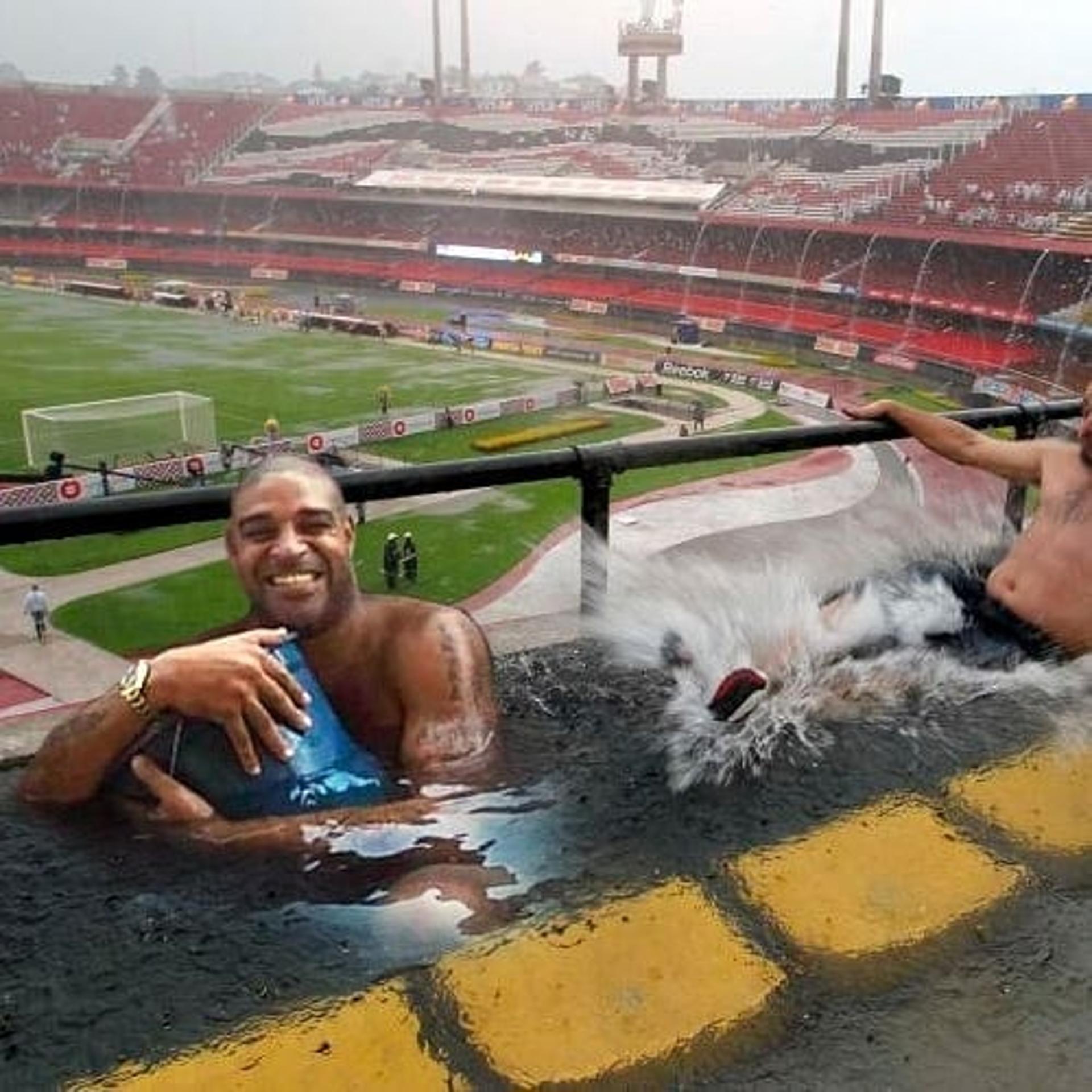 Memes brincam com foto de Adriano Imperador em 'piscininha'