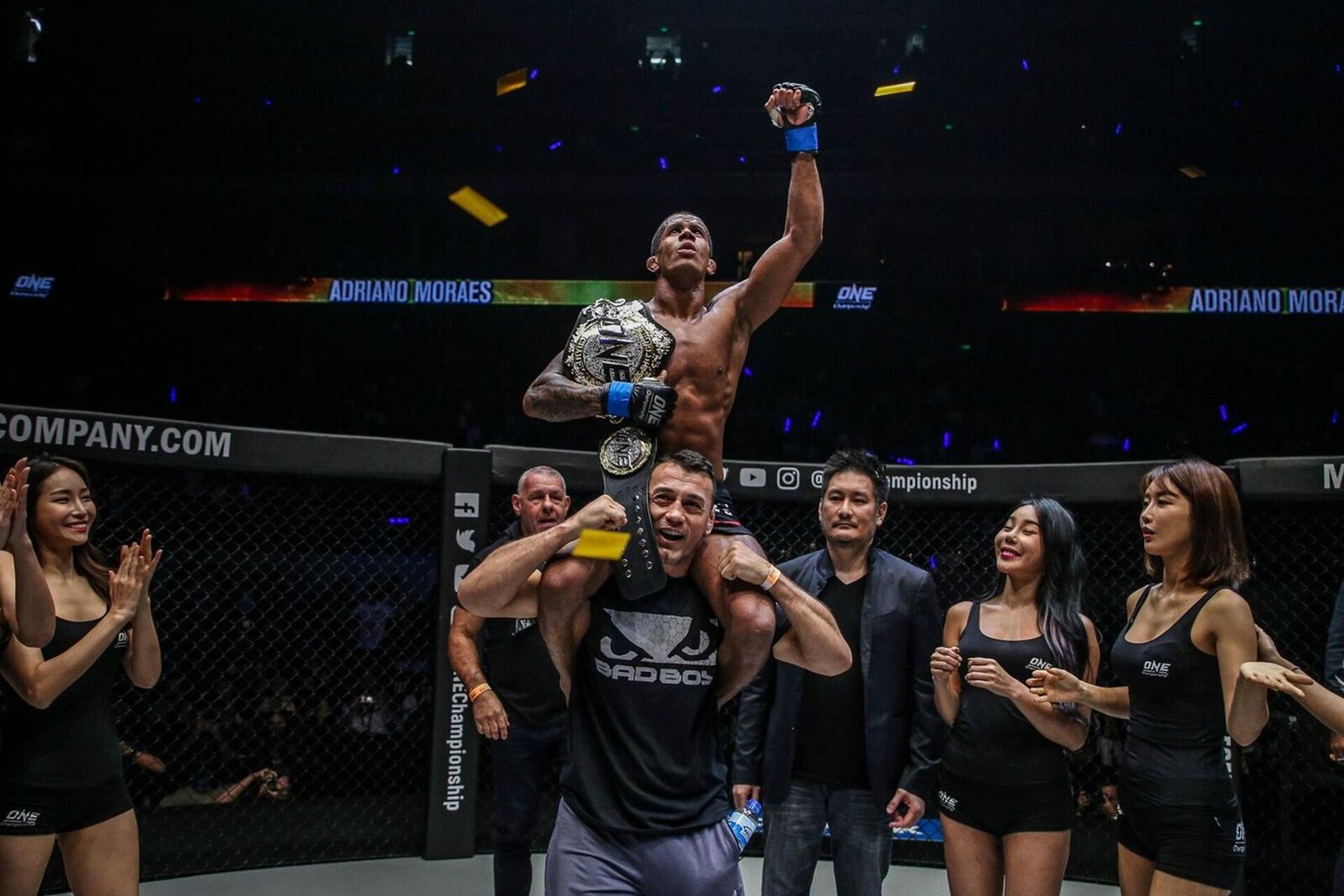 Adriano Moraes reconquistou o cinturão dos moscas do One Championship (Foto: Divulgação/ONE)