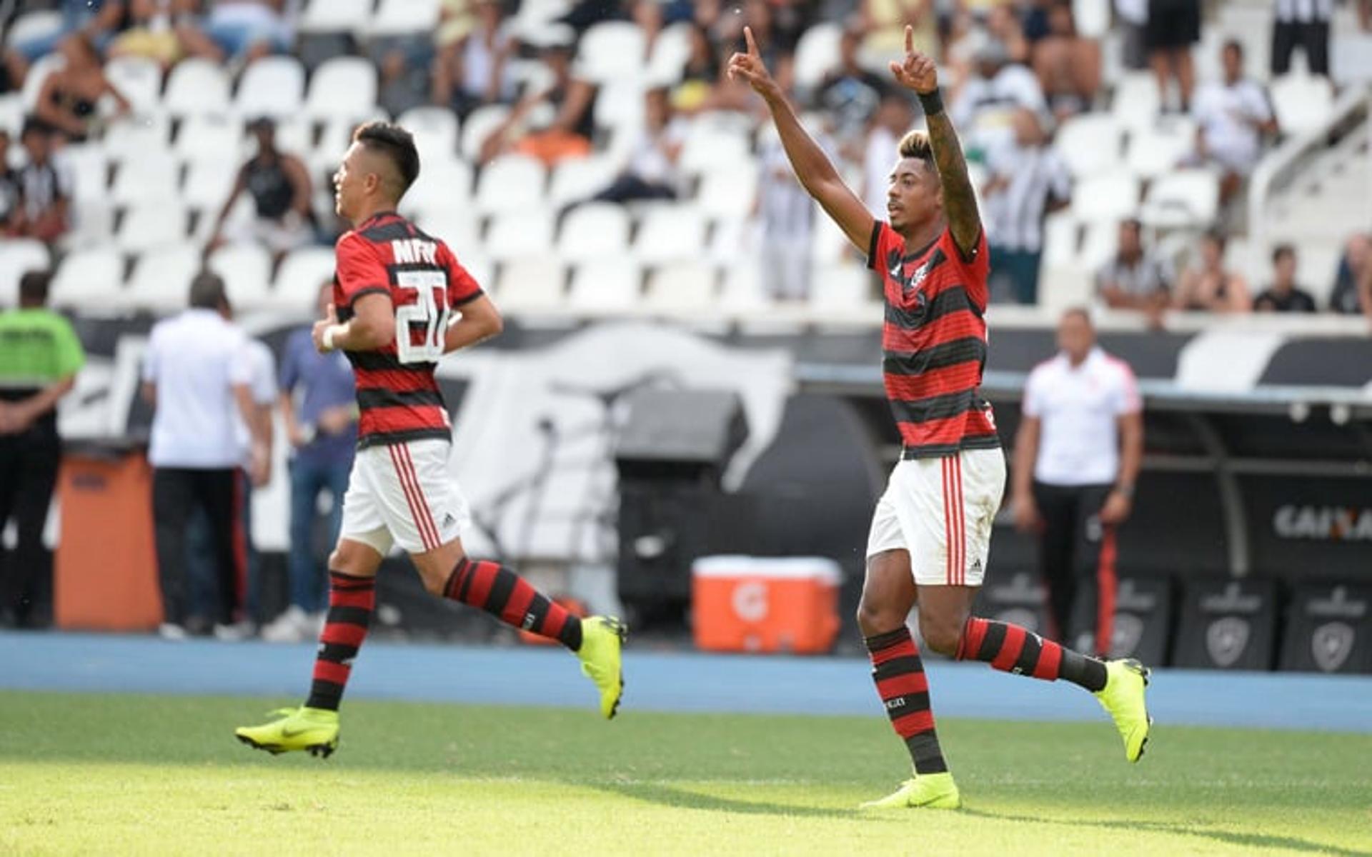 A força do elenco foi fundamental para o Flamengo vencer o Botafogo neste sábado. No Nilton Santos, o Rubro-Negro saiu atrás do marcador, mas ao mandar a campo Bruno Henrique, no segundo tempo, Abel Braga viu o seu time ser mais agressivo e transformar as chances criadas em gol: 2 a 1. A estreia do atacante não poderia ser melhor: dois gols. Veja as notas do LANCE! (Por Alexandre Araújo - alexandrearaujo@lancenet.com.br)<br>