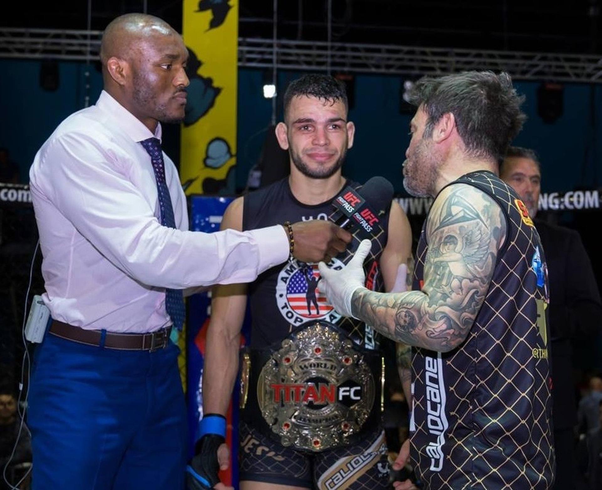 Rudson Caliocane conquistou o cinturão dos galos do Titan após vencer venezuelano (Foto: Titan FC)