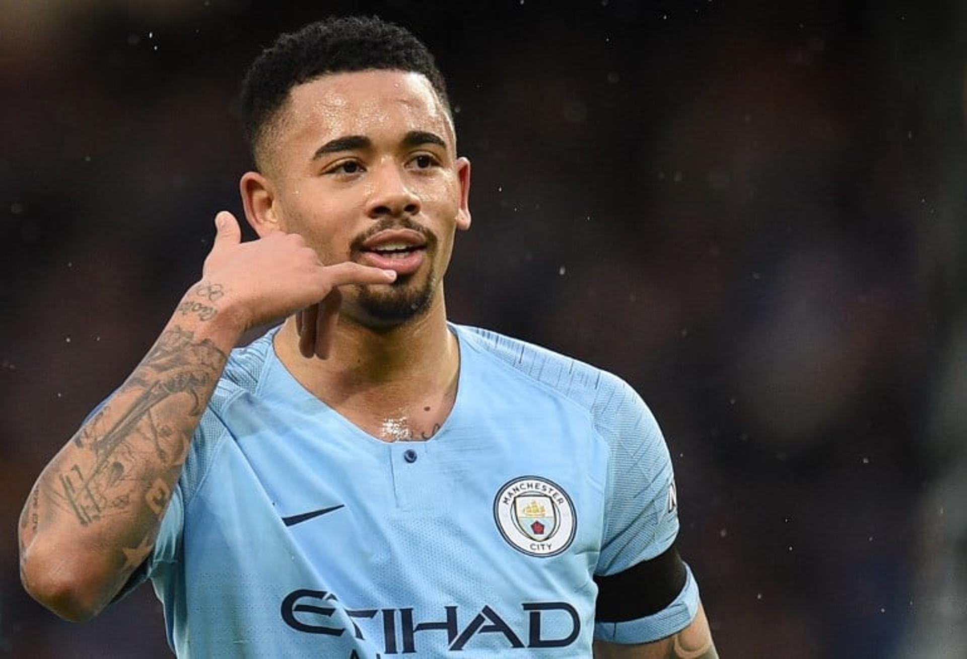 Alô, mãe! Em grande fase após a Copa do Mundo, Gabriel Jesus voltou a balançar as redes. Desta vez, o brasileiro abriu o caminho para a goleada por 5 a 0 do Manchester City frente ao Burnley, pela Copa da Inglaterra.