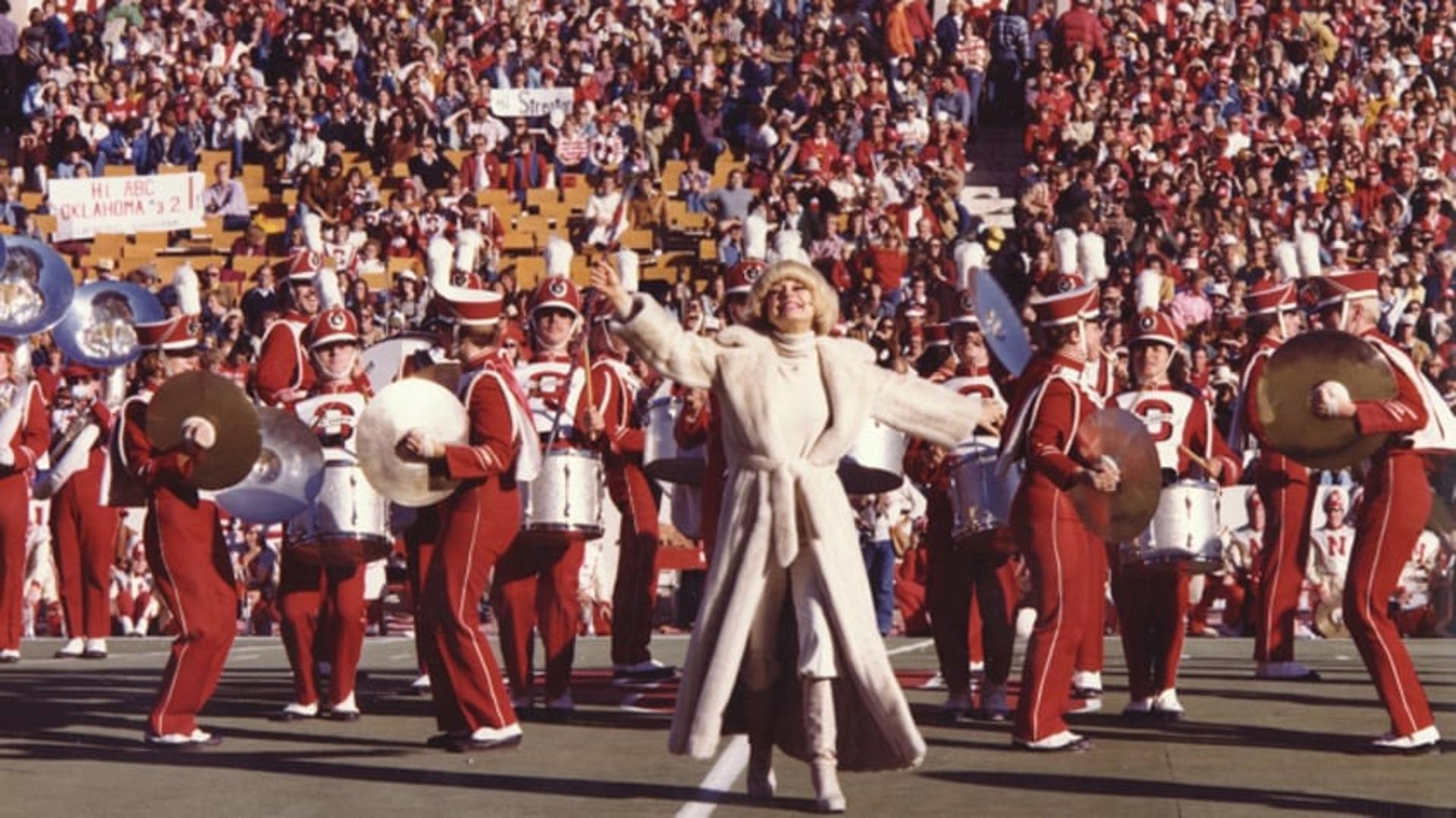 Início sem glamour. O primeiro Super Bowl foi realizado no Los Angeles Memorial Coliseum, no dia 15 de janeiro de 1967. As atrações no intervalo, por quase duas décadas, foram marcadas por apresentações de bandas marciais de universidades e bandas militares ou pela performance de grupos de entidades filantrópicas como a "Up with People".<br>