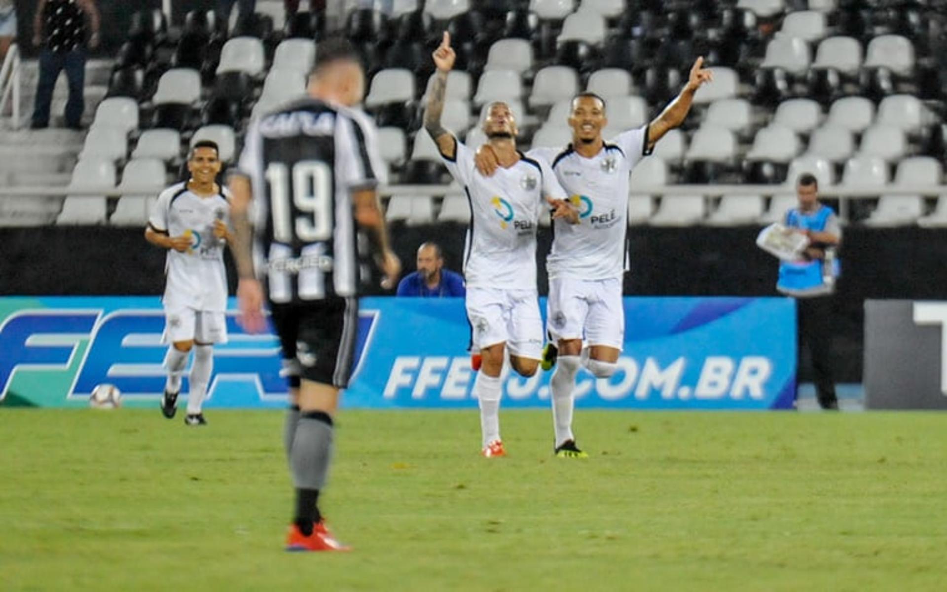 O Botafogo aumentou a sua turbulência em 2019 ao ser eliminado nesta quinta-feira na Taça Guanabara. Derrotado pelo Resende, o Glorioso teve mais uma atuação irregular na temporada. Alex Santana, Erik e Gustavo Ferrareis receberam&nbsp;a melhor avaliação, enquanto Kieza e Luiz Fernando tiveram rendimentos discretos. Confira, a seguir, as notas do L! (Por Lazlo Dalfovo -&nbsp;lazlodalfovo@lancenet.com.br)<br>