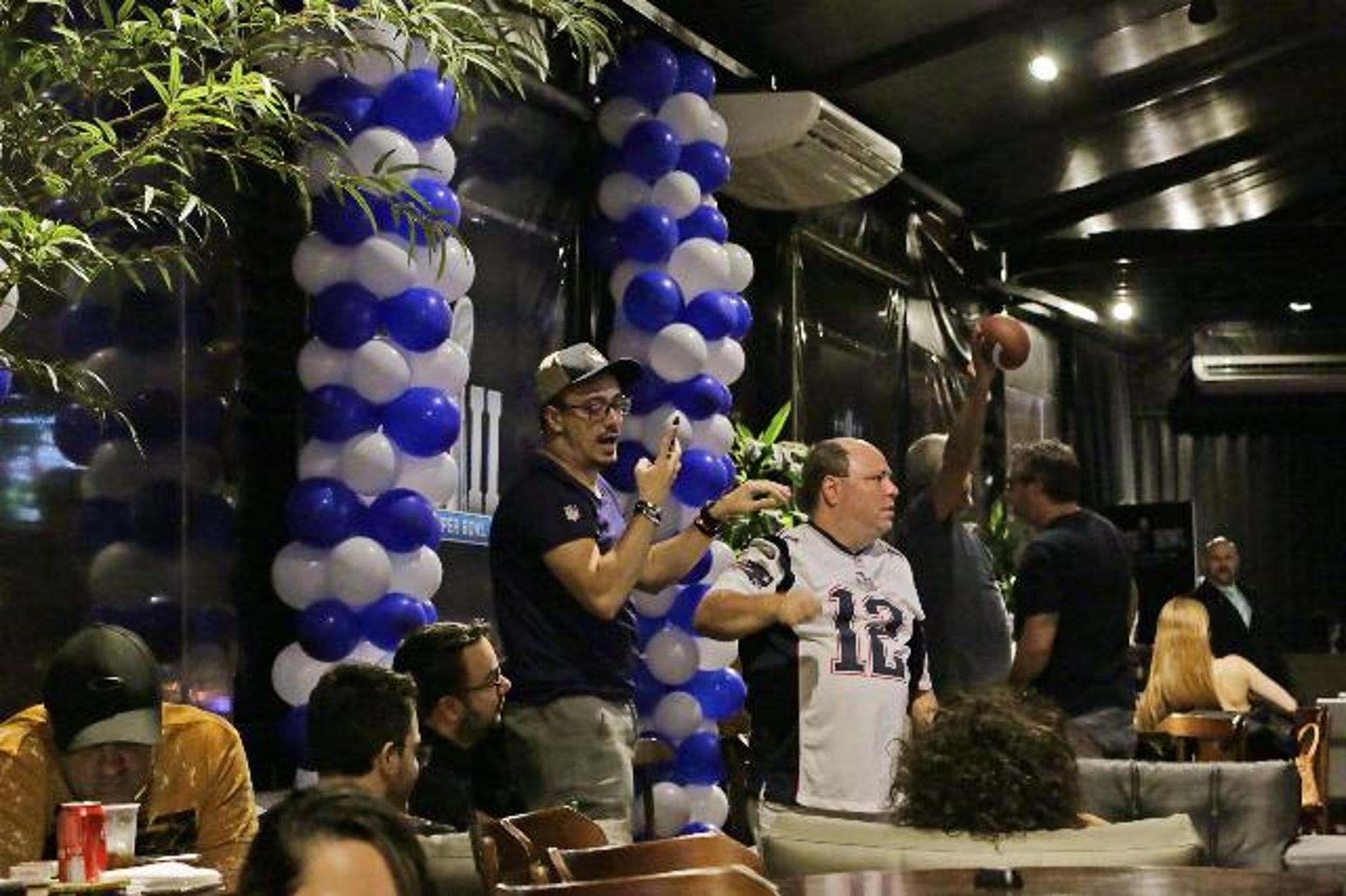 Espaço especial do H2 Club para os jogadores acompanharem o SuperBowl neste domingo