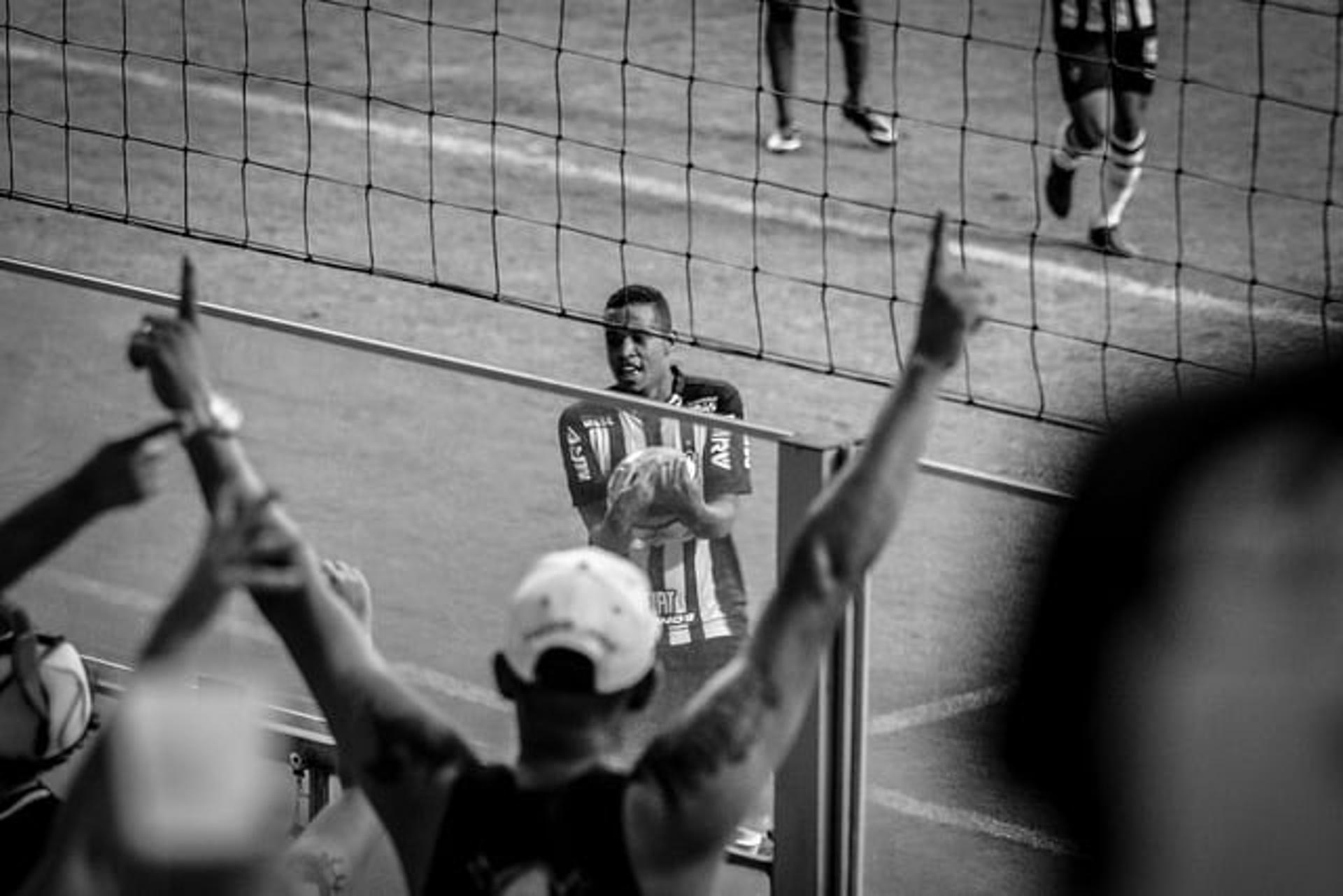 Alerrandro comemorou o primeiro gol como profissional homenageando a filha Emanuelly