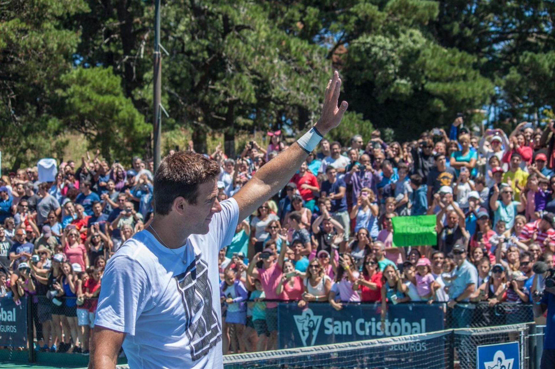 Juan Martín del Potro saúda torcedores após treino aberto em Tandil