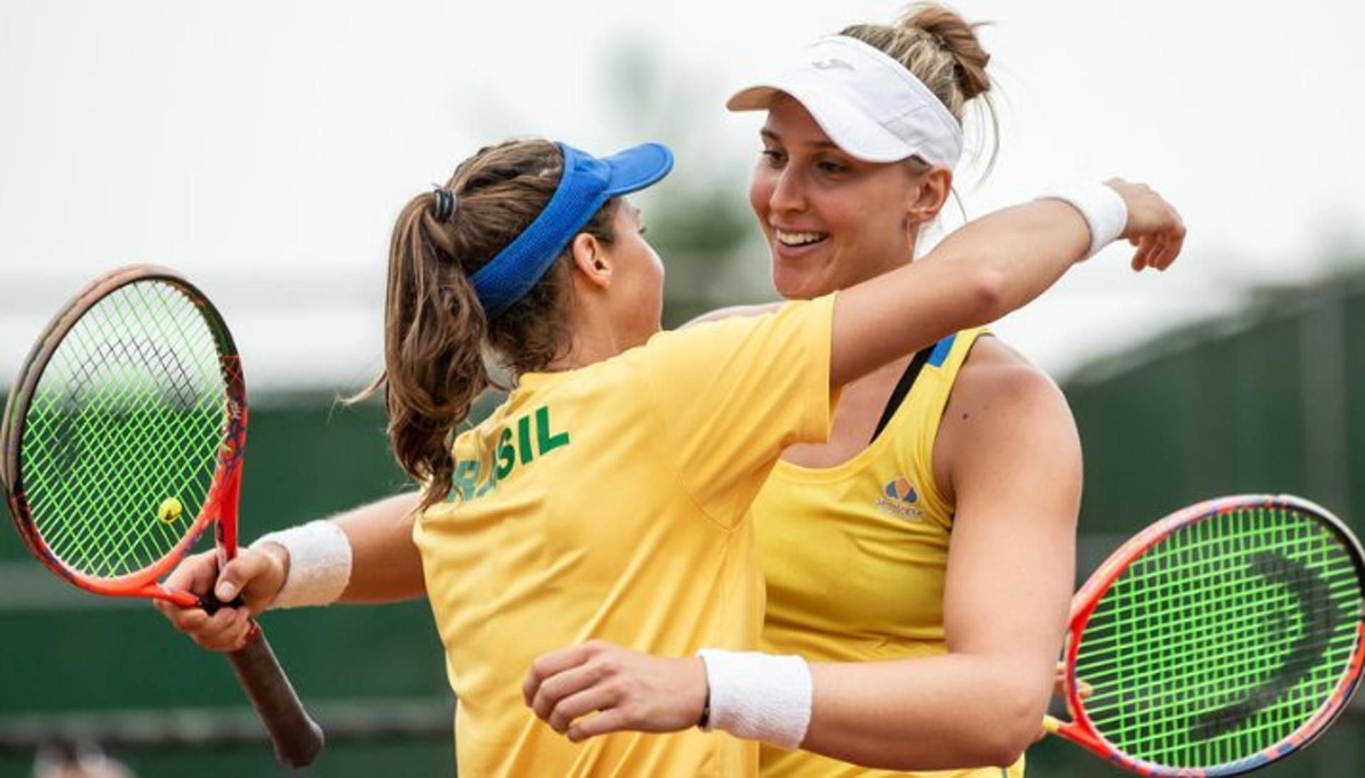 Luisa Stefani e Beatriz Maia celebram vitória contra a Argentina