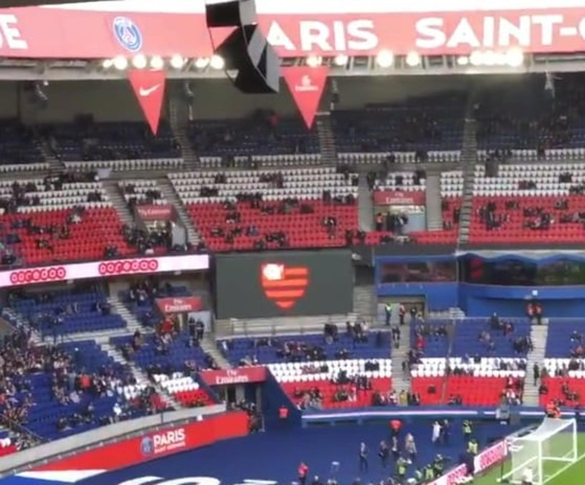 Antes do confronto entre PSG e&nbsp;Bordeaux,&nbsp;enquanto ocorria o aquecimento, o clube da capital exibiu o escudo do Flamengo no telão. O sistema de som pediu condolências aos torcedores, que aplaudiram por alguns segundos.&nbsp;