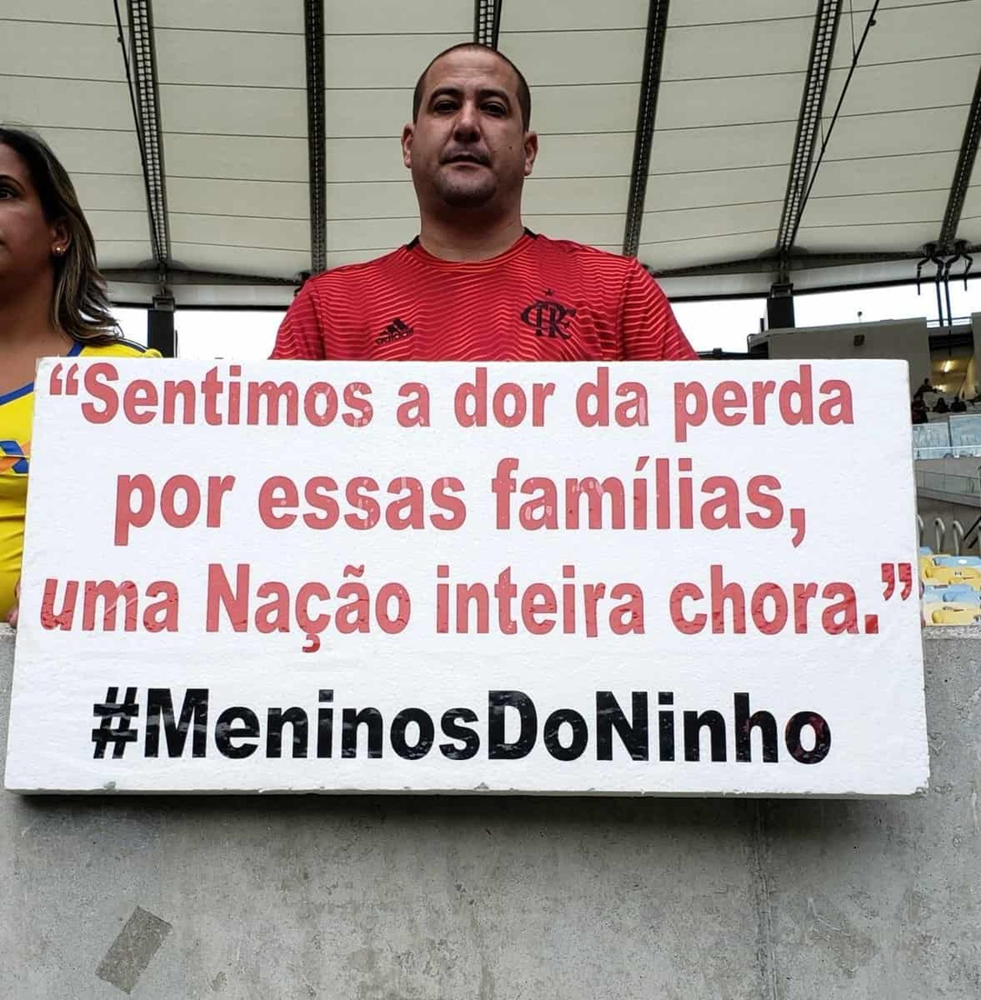 Homenagem às vítimas do incêndio do Ninho do Urubu