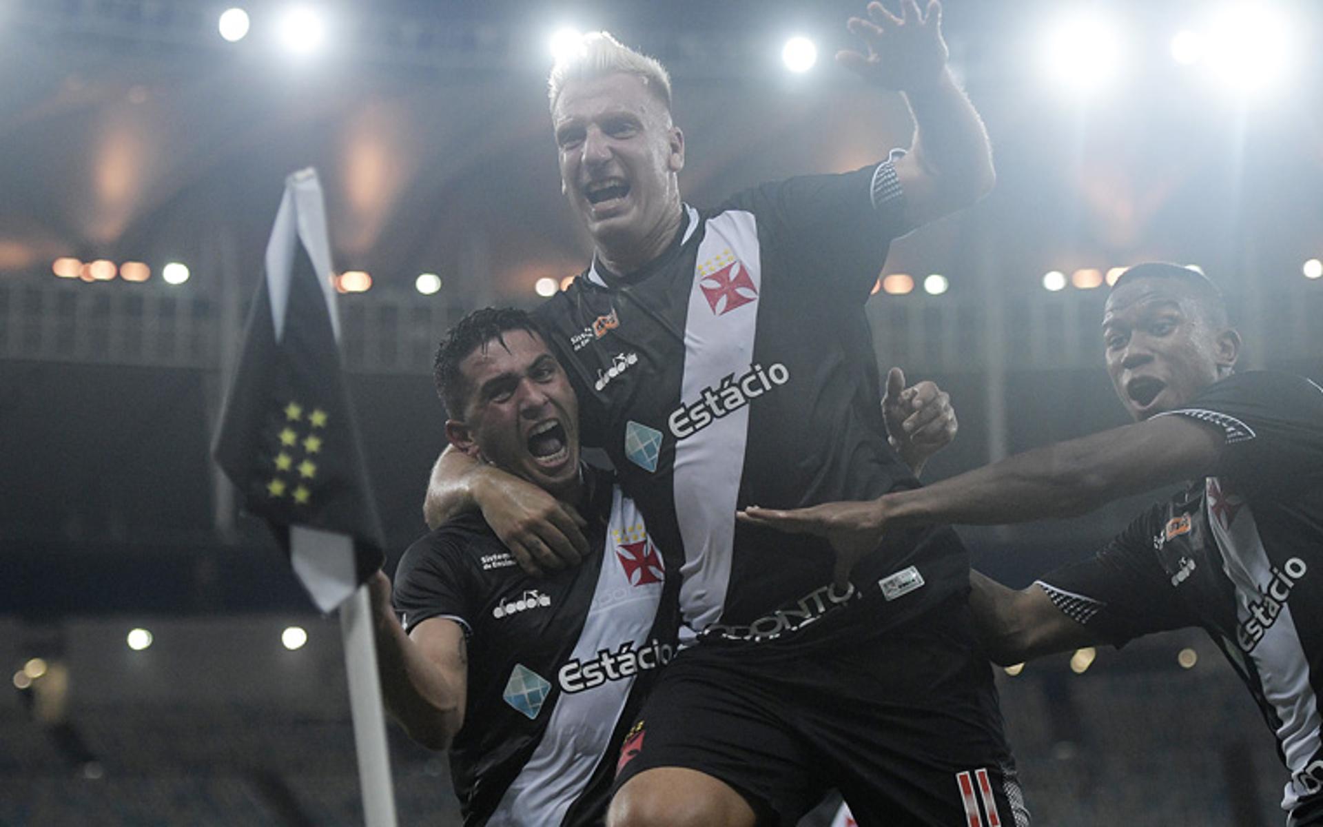 Num dia marcado por muitas confusões, o Vasco conseguiu vencer o Fluminense e ficar com o título da Taça Guanabara. A conquista vascaína saiu no fim da etapa final com Danilo Barcelos, em cobrança de falta que terminou na rede do rival após atravessar a área. Veja, na sequência, as notas dos campeões (Por Carlos Bandeira de Mello - carlosandrade@lancenet.com.br).