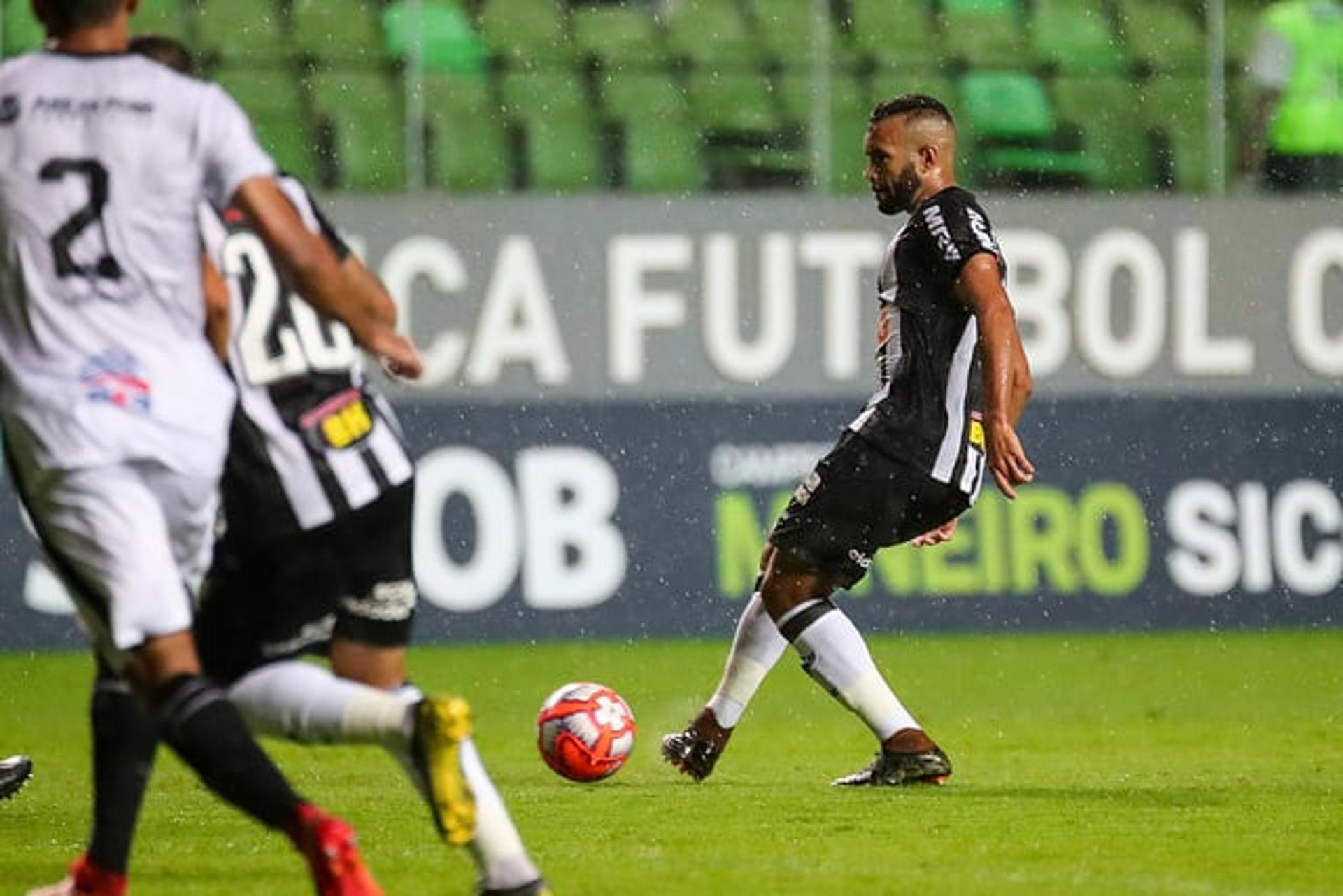 Zé Welison está numa disputa forte por uma vaga na equipe titular do Galo com Adilson e Elias